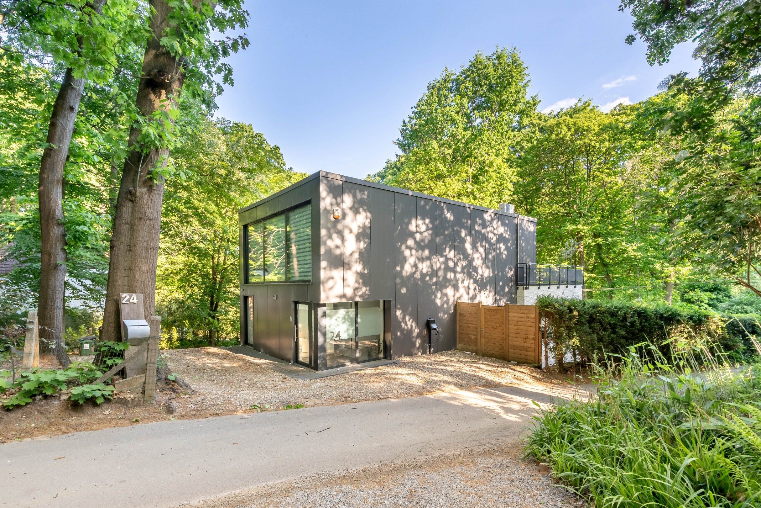 Architecturale woning in bosrijke omgeving. foto 14