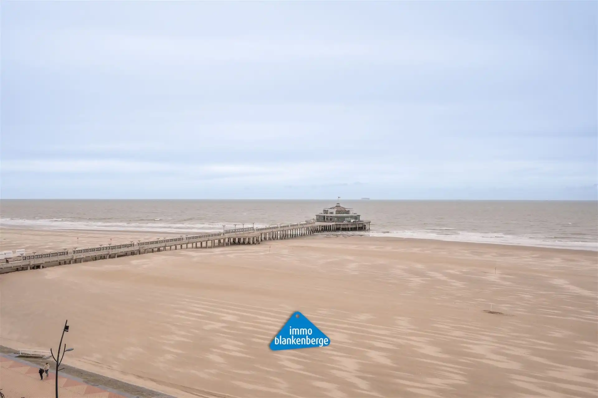 Instapklaar gemeubeld appartement op de Zeedijk van Blankenberge foto 11