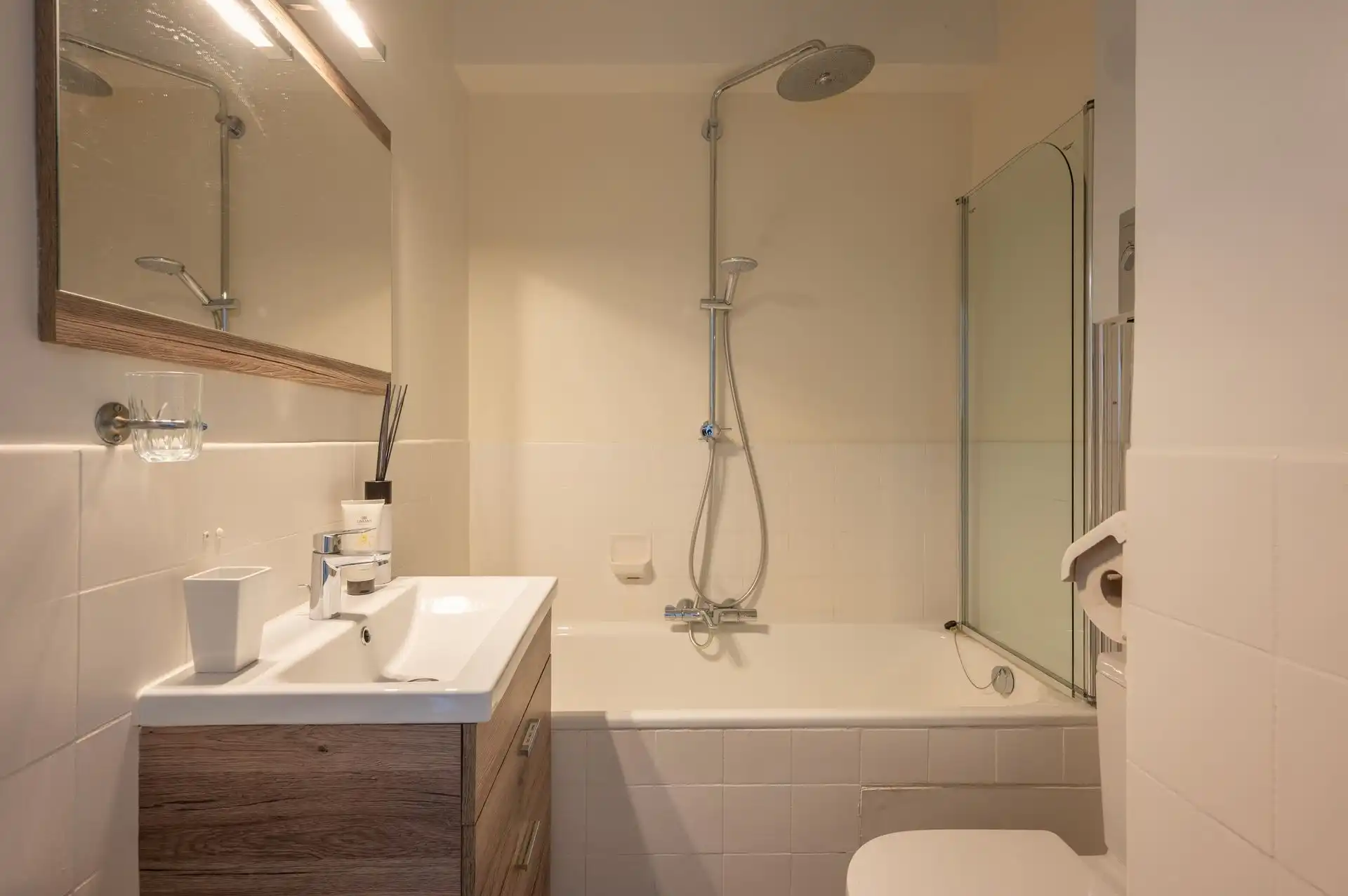 Instapklaar gemeubeld appartement op de Zeedijk van Blankenberge foto 11
