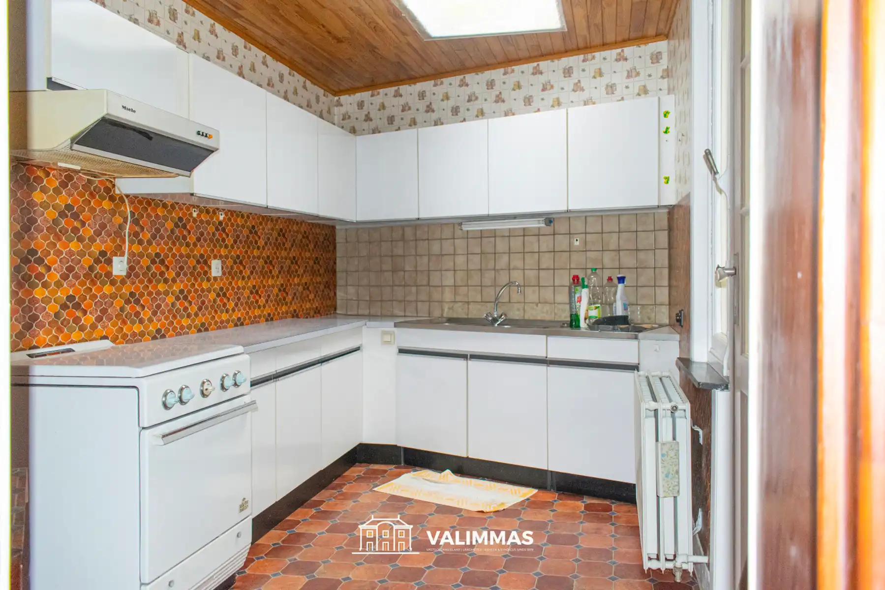 Ruime en verzorgde rijwoning met overdekte koer en garage... foto 6