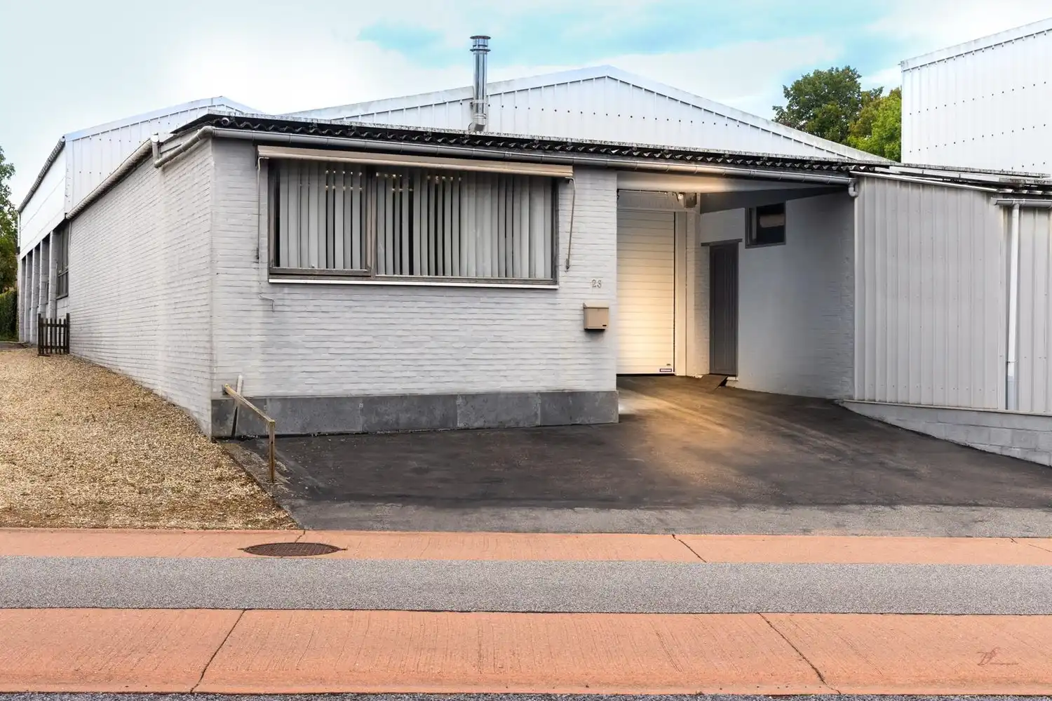 Te huur: Ruime opslagruimte met kantoren – Meerstraat 23, Zutendaal foto {{pictureIndex}}