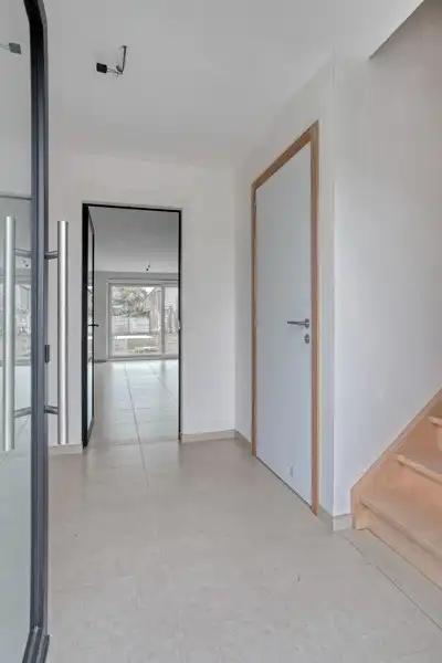 Prachtige, verrassend ruime nieuwbouwwoning met 3 slaapkamers én inpandige garage te koop in Dentergem! foto 2