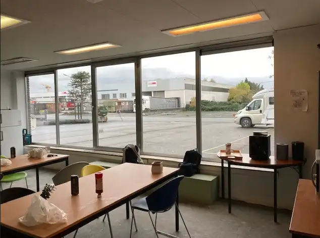 Industrieel magazijn met 2 sectionaal poorten in Sint-Niklaas foto {{pictureIndex}}