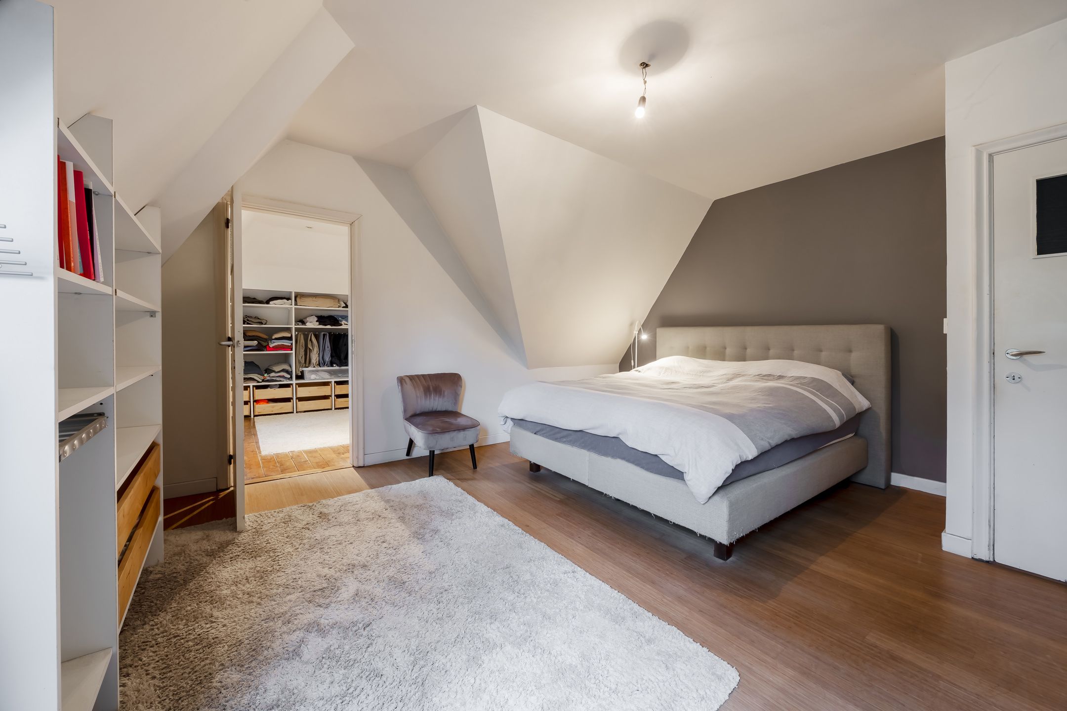Ruime villa met bijgebouw in residentiële wijk foto 13