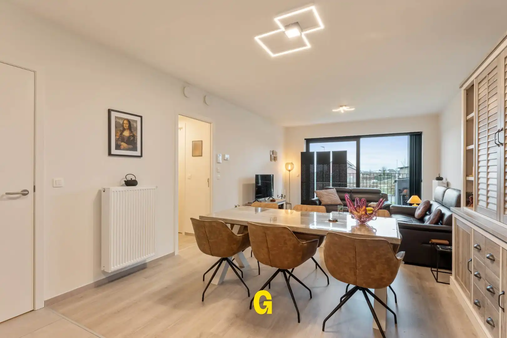 Instapklaar energiezuinig gelijkvloers appartement met terras, standplaats en berging nabij het centrum van Tongeren foto {{pictureIndex}}