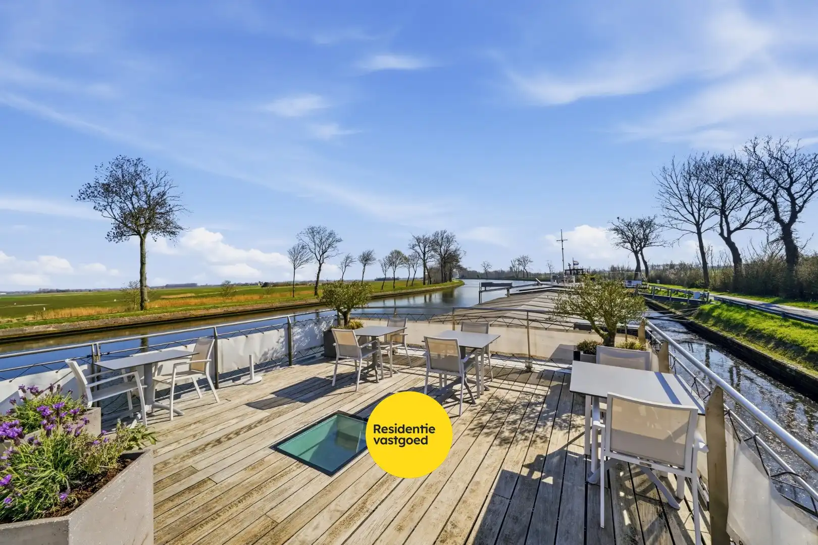 Unieke woonboot met B&B en vergunde ligplaats in Plassendale foto 5