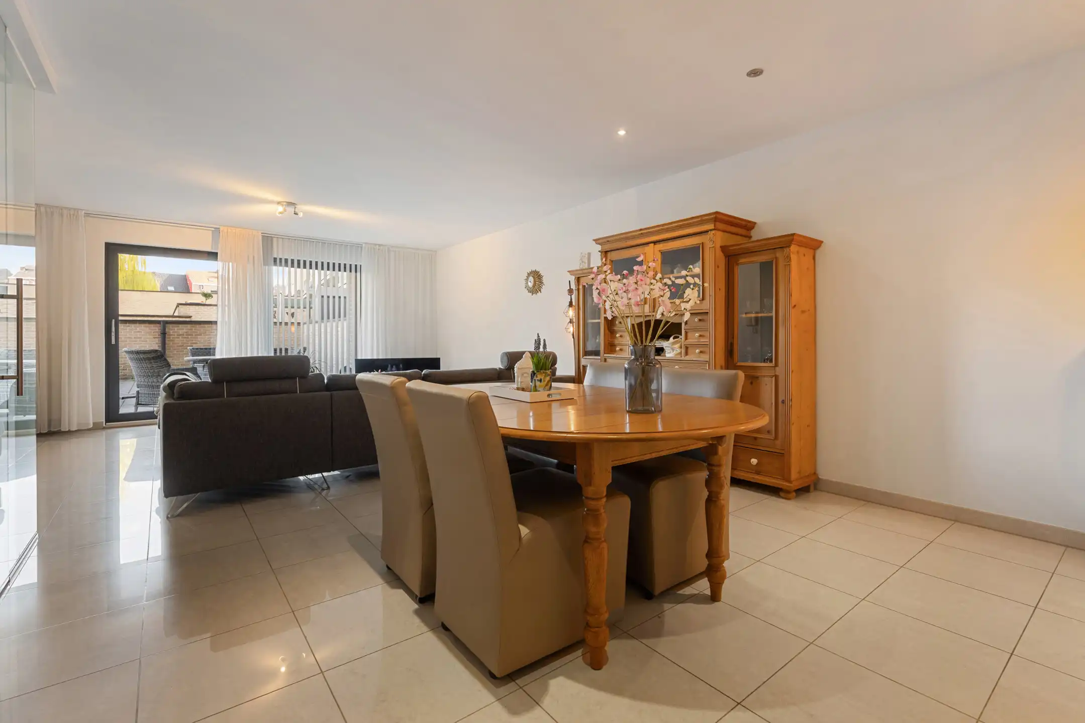 Gelijkvloersapp. met dubbele garage te Lanaken foto 3