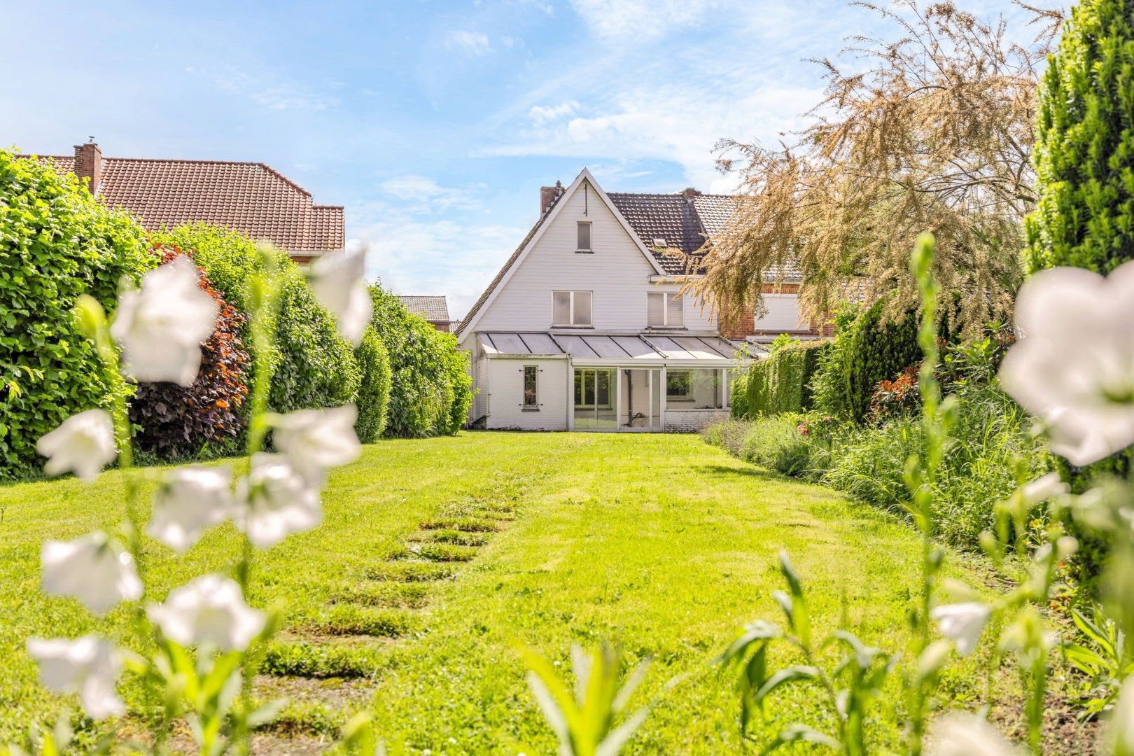 Mooie woning in stadsrand met aangename tuin en 2 garages foto 2