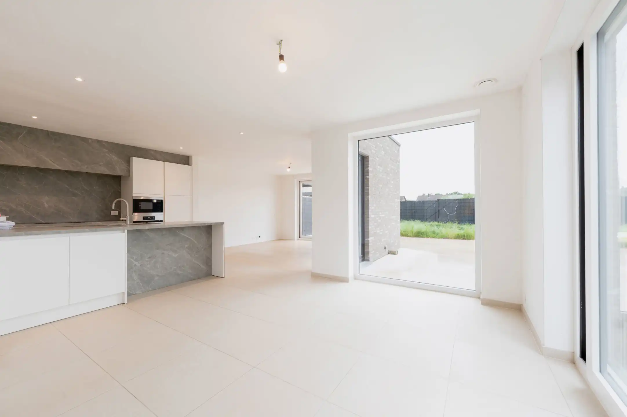 Halfopen moderne woning met zonnige tuin foto 3