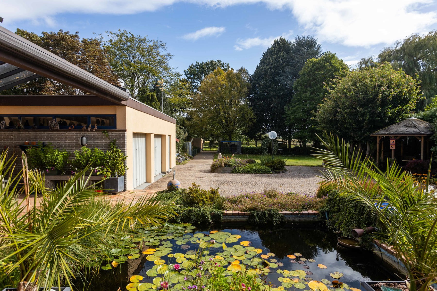 Architectenwoning, 5 slpk, tuin, weide op 6000 m2  foto {{pictureIndex}}