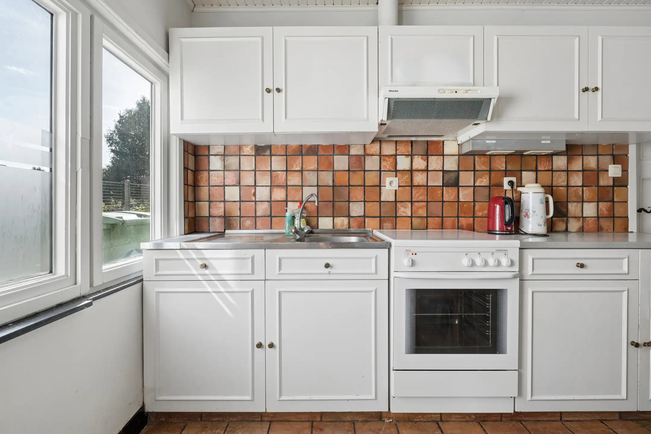 Charmante 3-gevelwoning met garage en tuin foto 3
