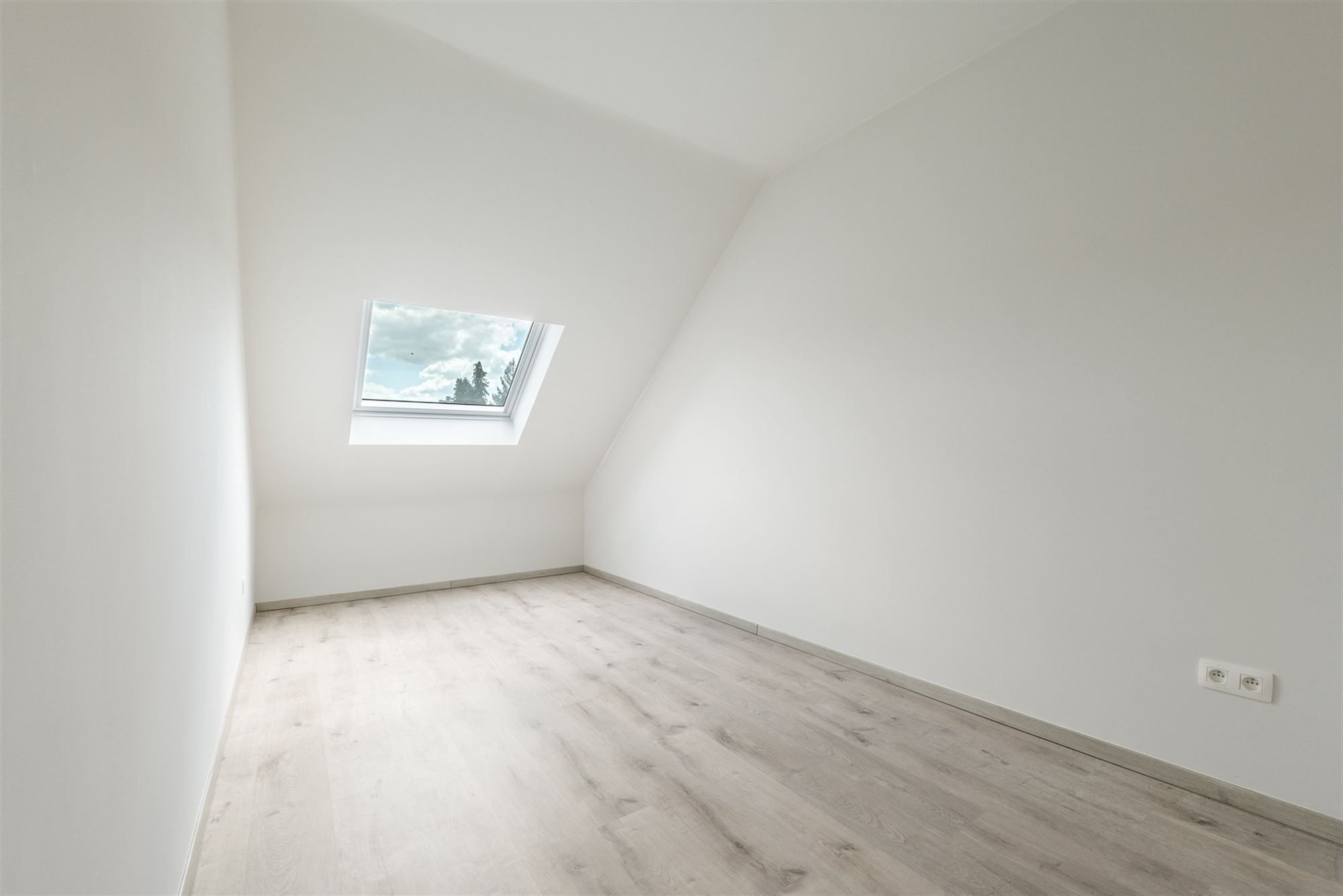 KNAP APPARTEMENT MET 3 SLKS EN STAANPLAATS IN LANDEN  foto 24