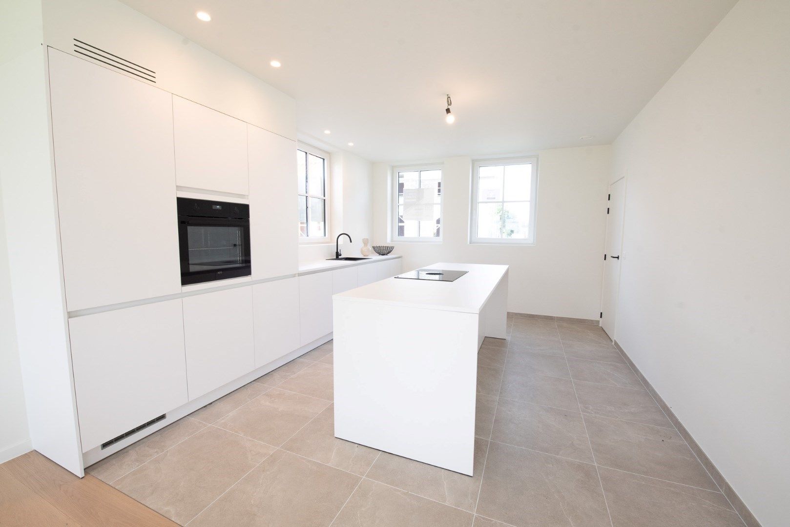 Energiezuinige halfopen woning met 3 ruime slaapkamers TE KOOP in doodlopende straat te Desselgem. foto 6
