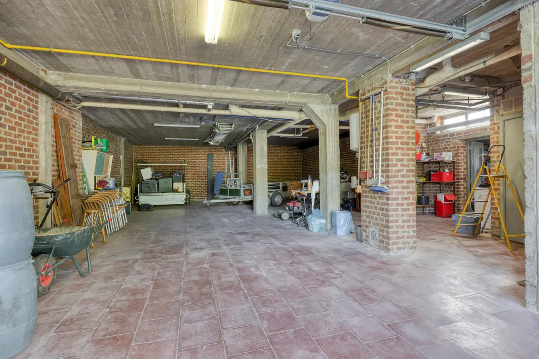 Halfopen bebouwing met ruime garage/werkplaats en tuin! foto 15