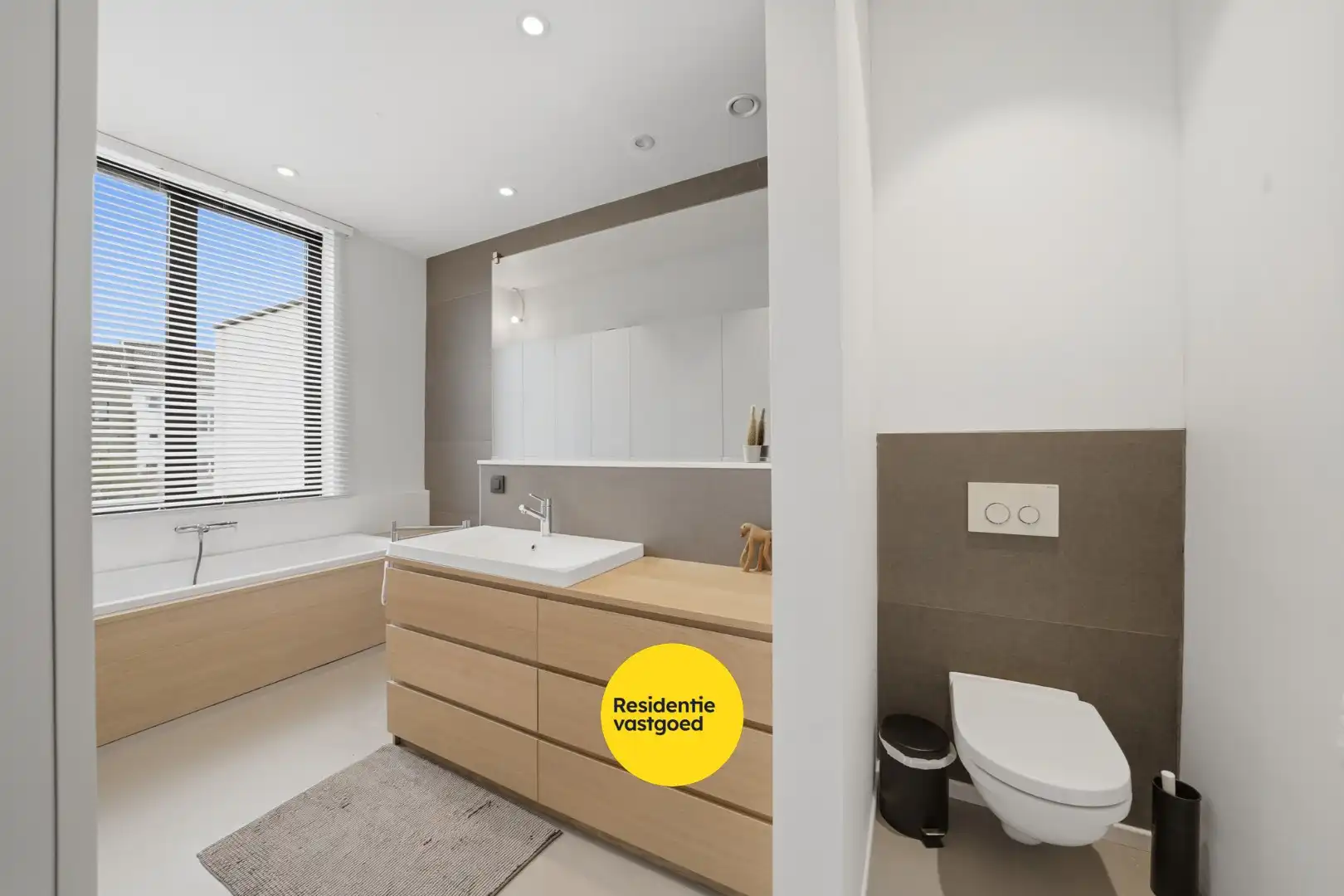 Volledig gerenoveerde woning met zonnige buitenruimte foto 19