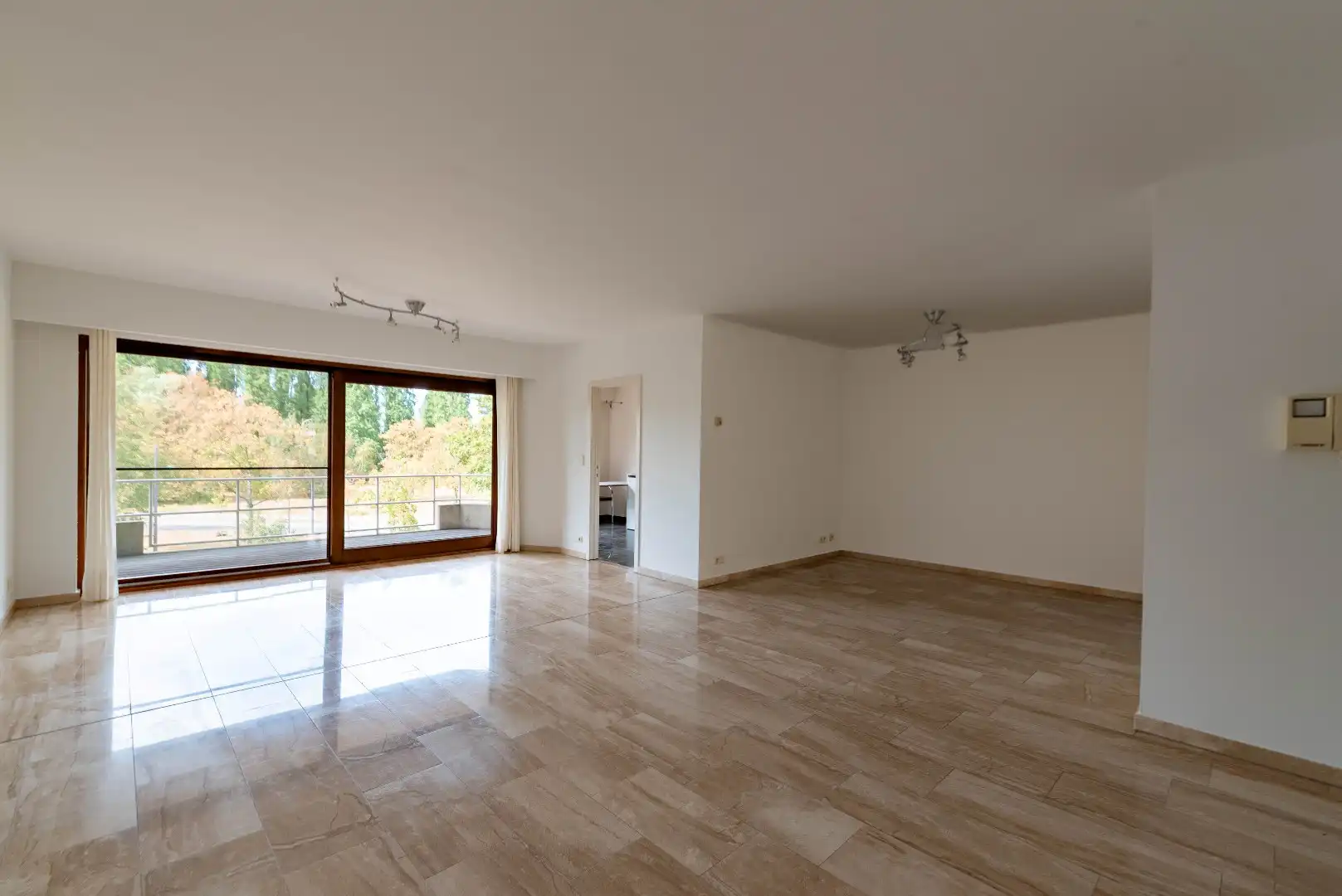 Ruim 2-slaapkamerappartement met twee terrassen en autostaanplaat foto {{pictureIndex}}