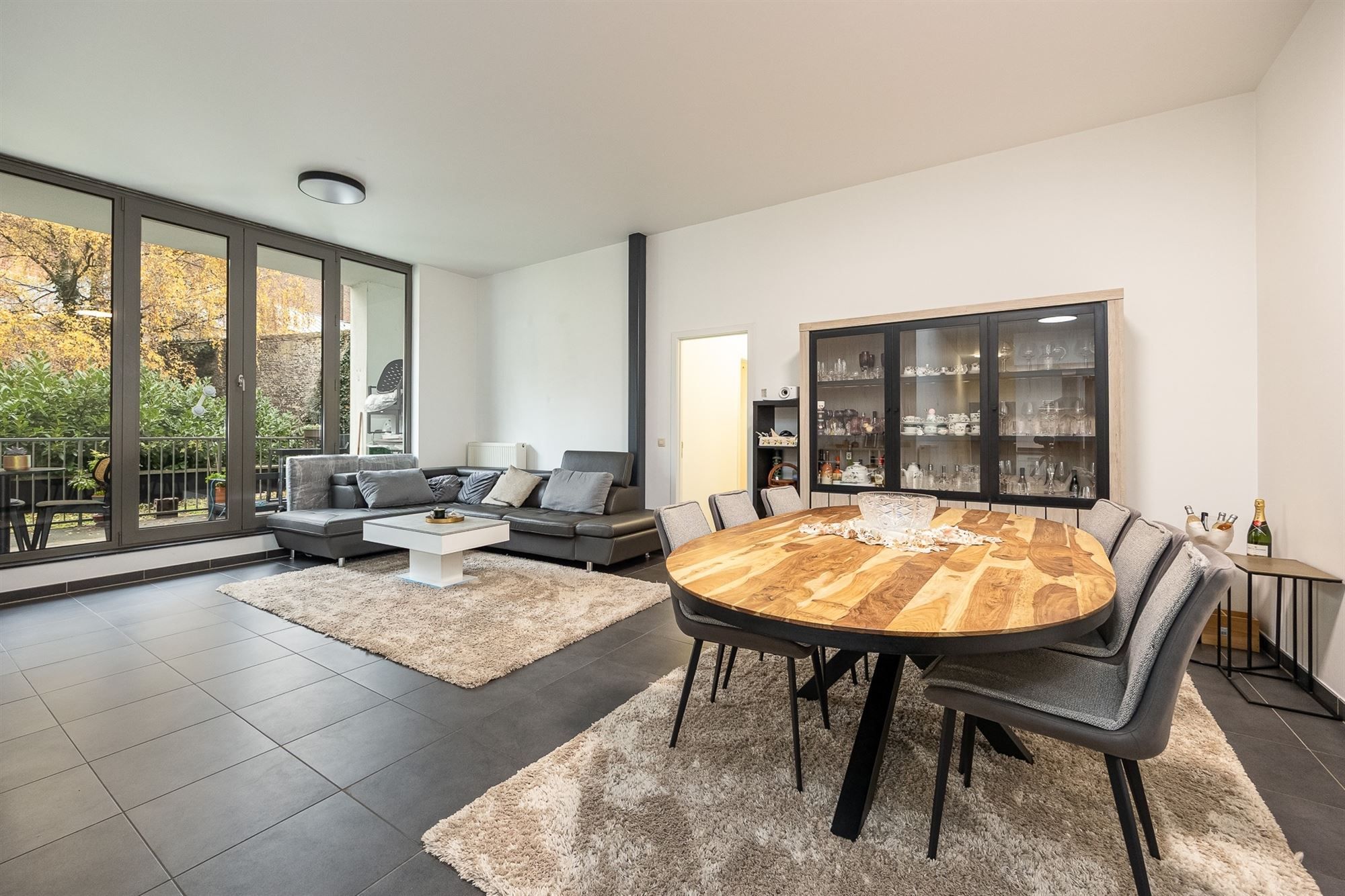 Ruim en lichtrijk 2 slpkr. app. met terras op TOPlocatie foto {{pictureIndex}}