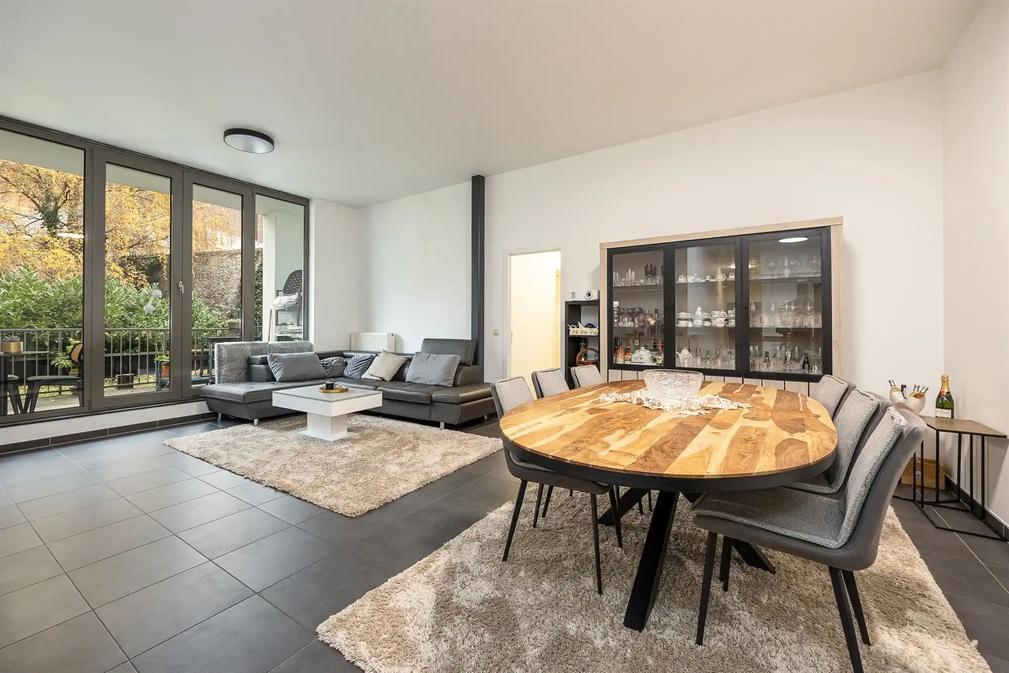 Ruim en lichtrijk 2 slpkr. app. met terras op TOPlocatie foto {{pictureIndex}}