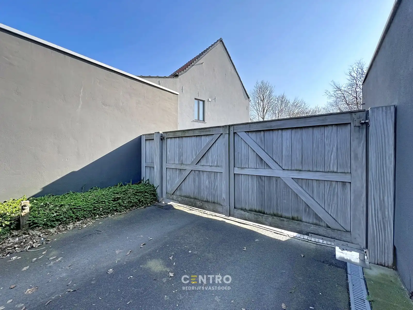 Magazijnen met kantoorgedeelte, garages én RUIM verhard buitenterrein, rustig gelegen in centrum Hooglede! foto 22