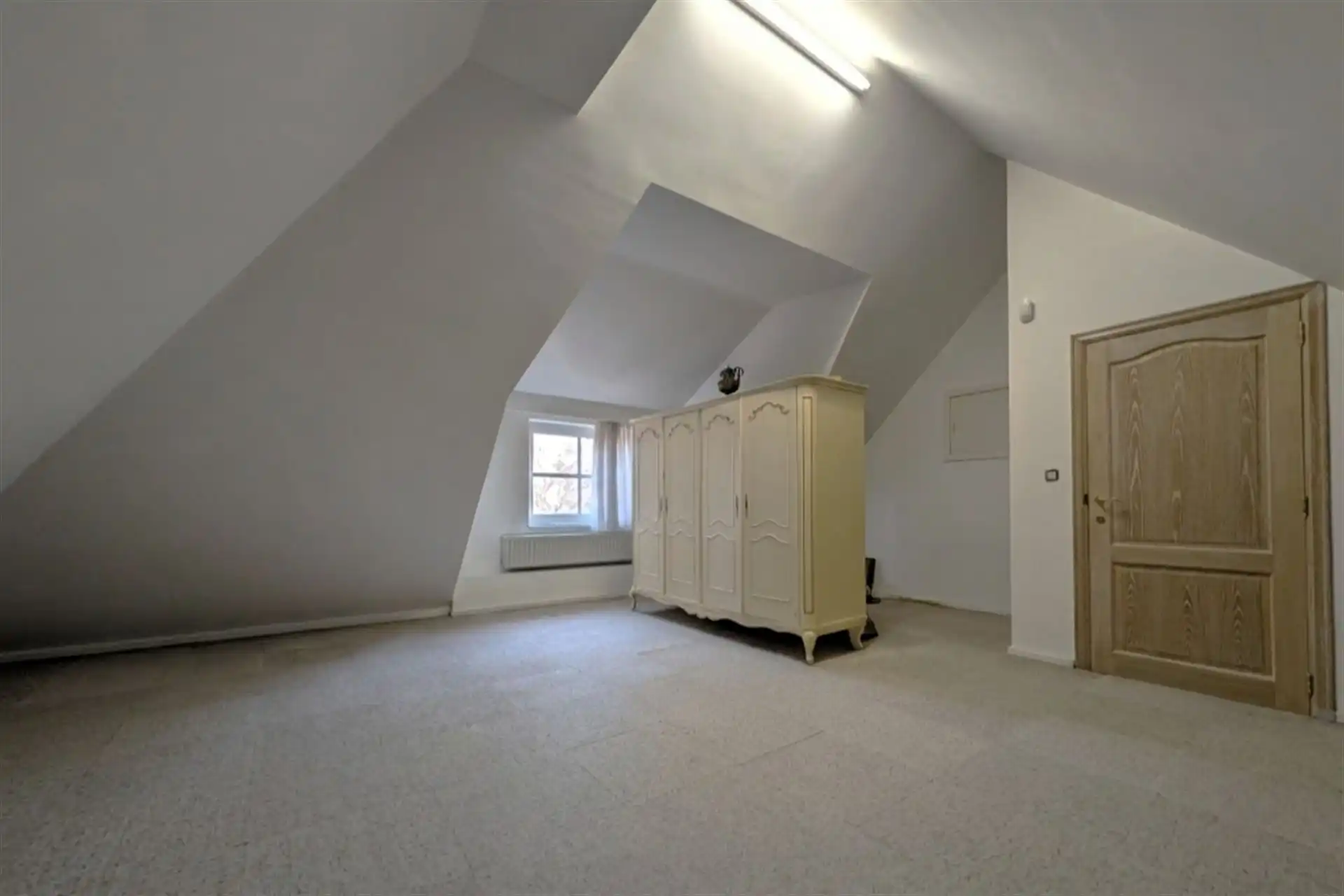 Verzorgde villa met 4 slpk. en veel privacy nabij de grens met Maastricht (NL) foto 16