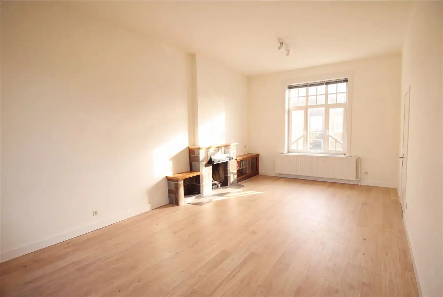 Volledig gerenoveerd, instapklaar herenhuis in eclectische stijl  met 3 slaapkamers(+dressing), mooi aangelegde tuin en autostaanplaats. foto 4