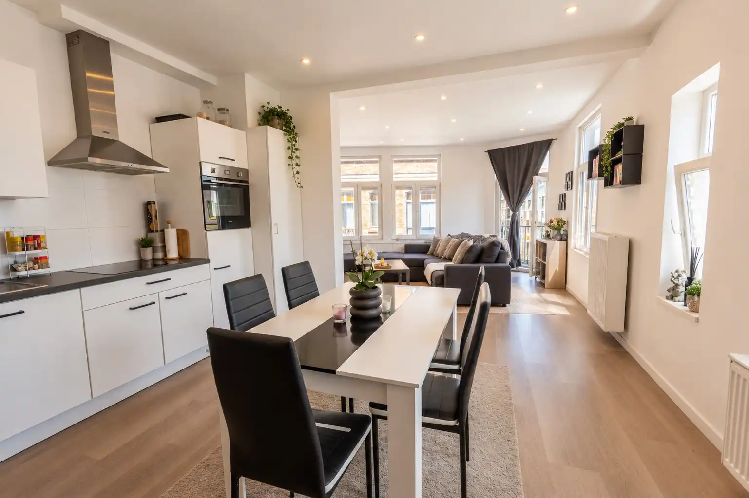 LICHTRIJK EN INSTAPKLAAR TWEESLAAPKAMERAPPARTEMENT OP TOPLOCATIE foto 4