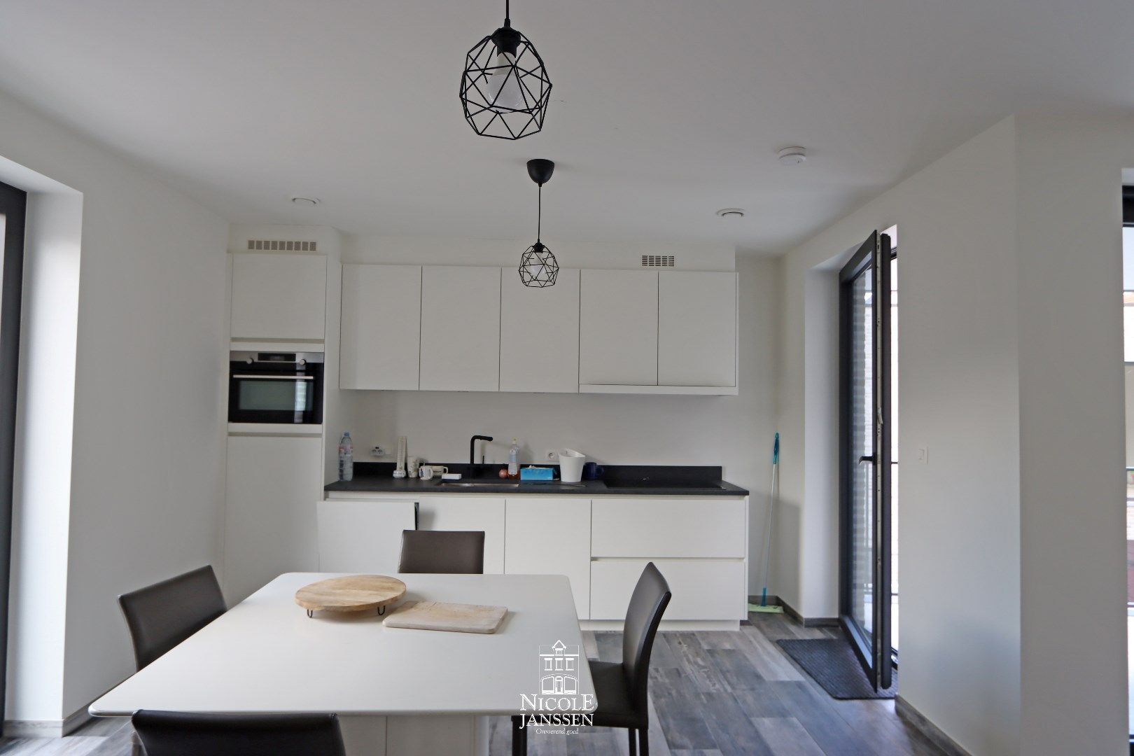Nieuwbouwappartement met twee slaapkamers, terras en autostaanplaats in hartje Maaseik  foto 7