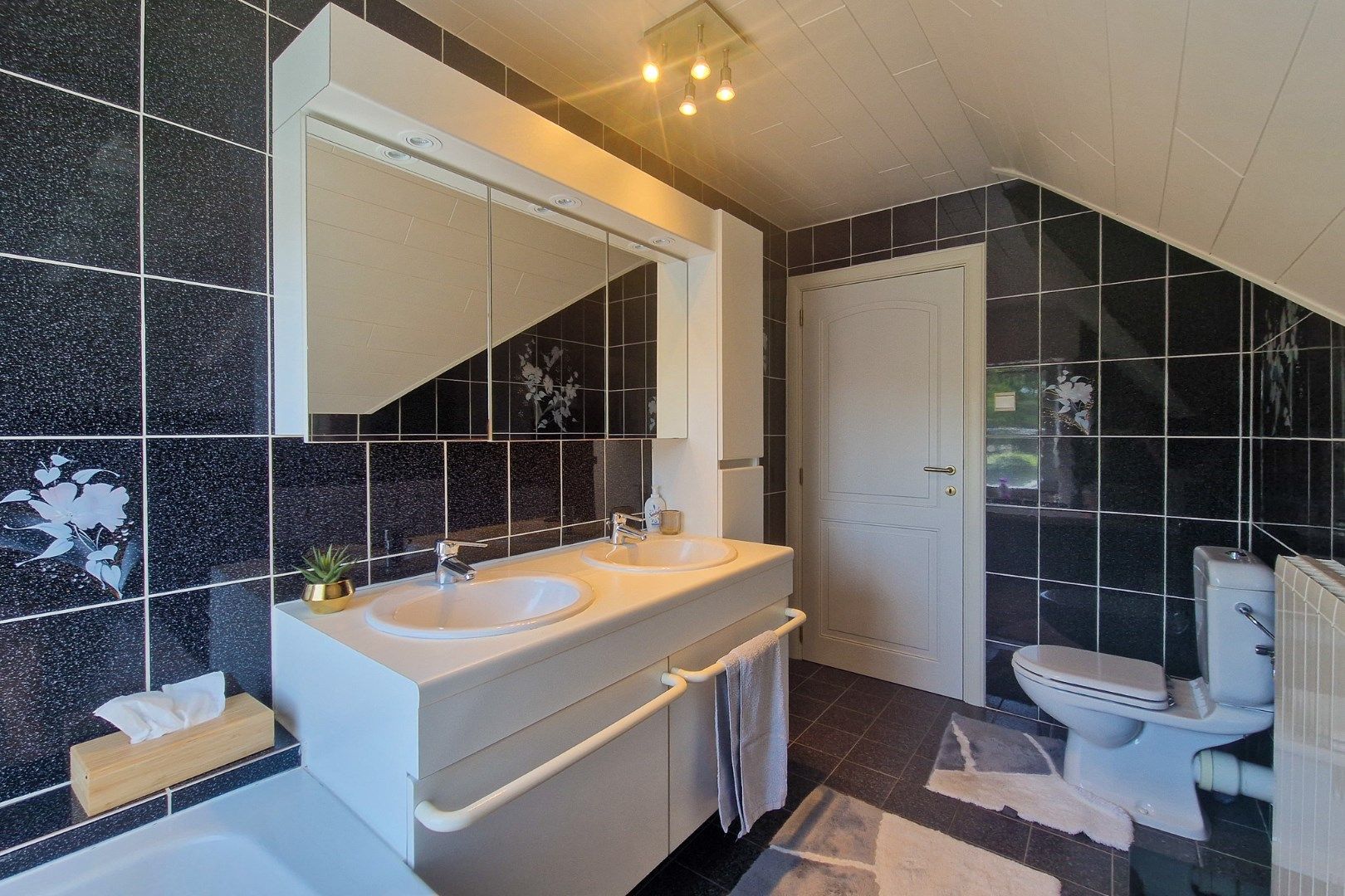 Instapklare, uitstekend onderhouden woning in hartje Oudenburg. foto 19