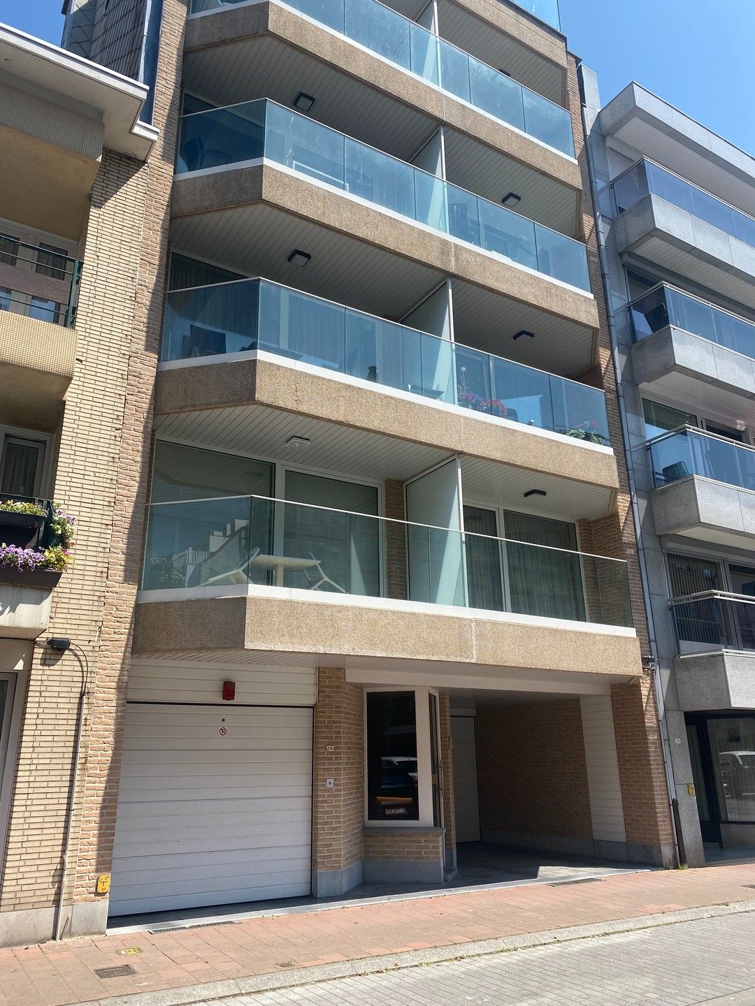 Gesloten garagebox te huur op de Paul Parmentierlaan! foto {{pictureIndex}}