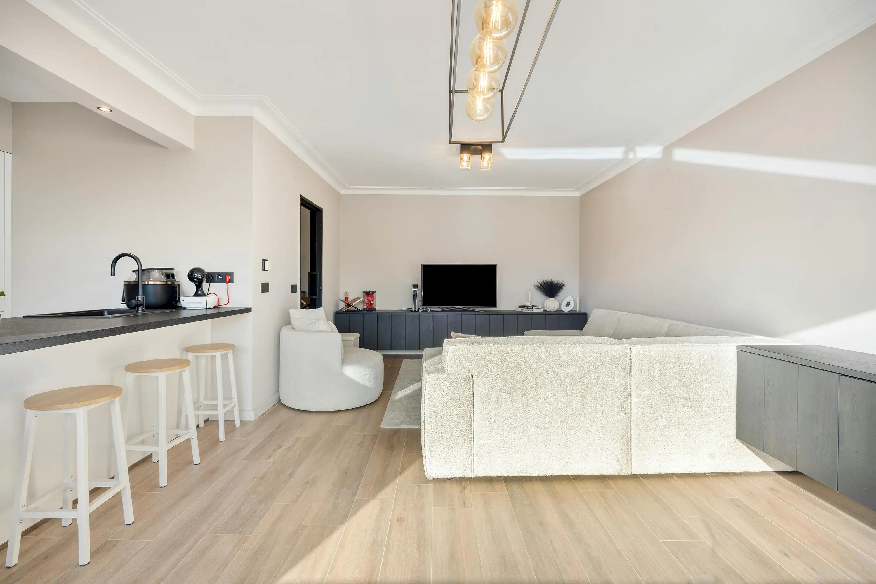Gerenoveerd appartement te koop in Burcht foto 2