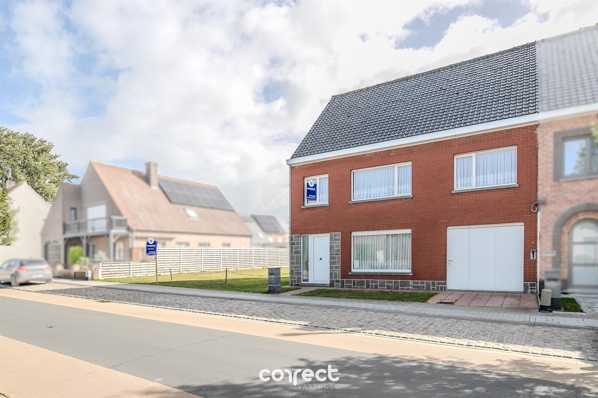 Hoofdfoto van de publicatie: Goed onderhouden halfopen bebouwing met 4 slaapkamers, dubbele garage en tuin, vlakbij het centrum.