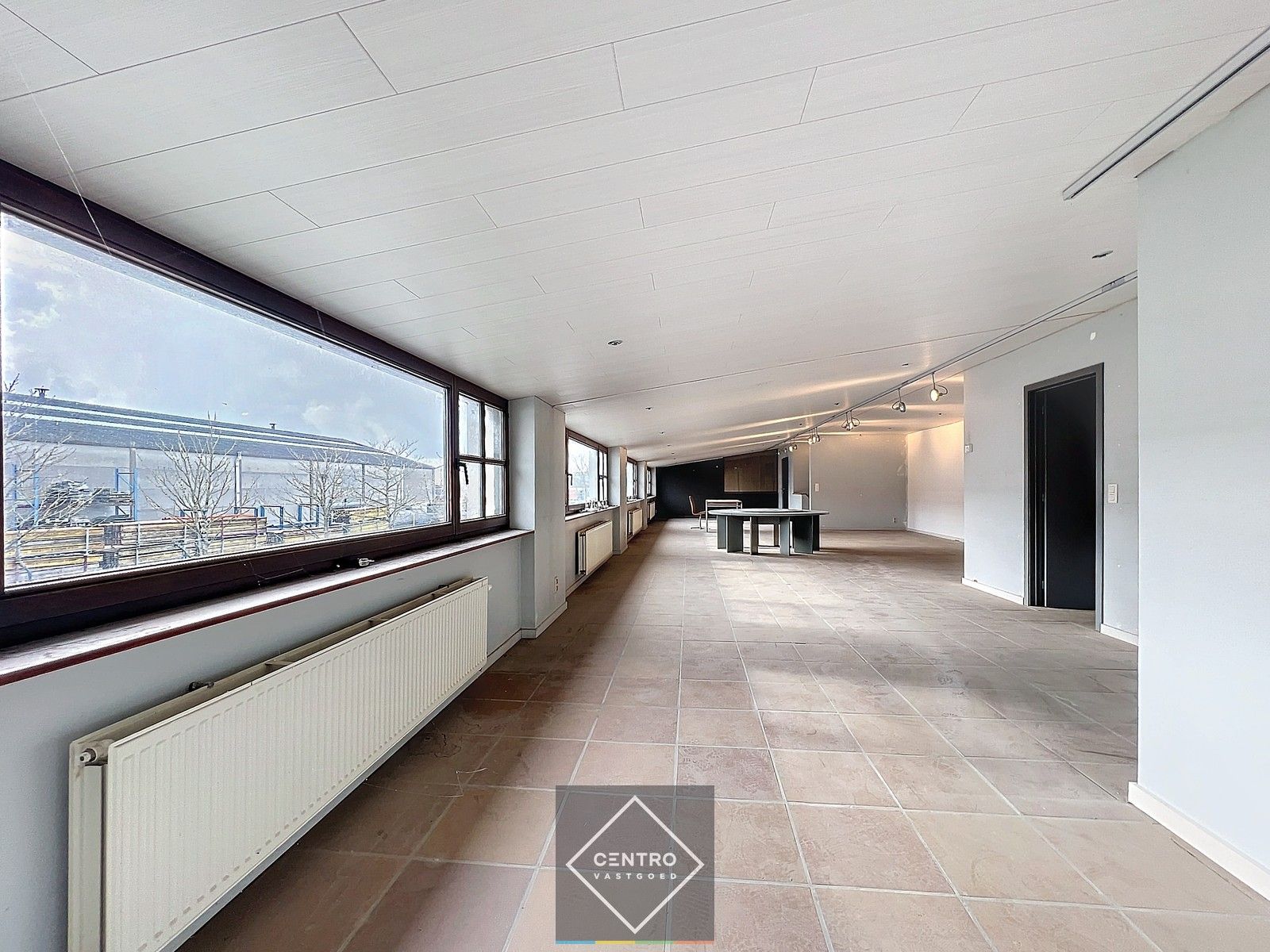 Instapklaar BEDRIJFSGEBOUW bestaande uit een geïsoleerd MAGAZIJN (± 2.935m²) met KANTOORGEBOUW (± 305m²). Ruim verhard buitenterrein én 2 rolbruggen. Op industriezone te Houthulst. foto 40