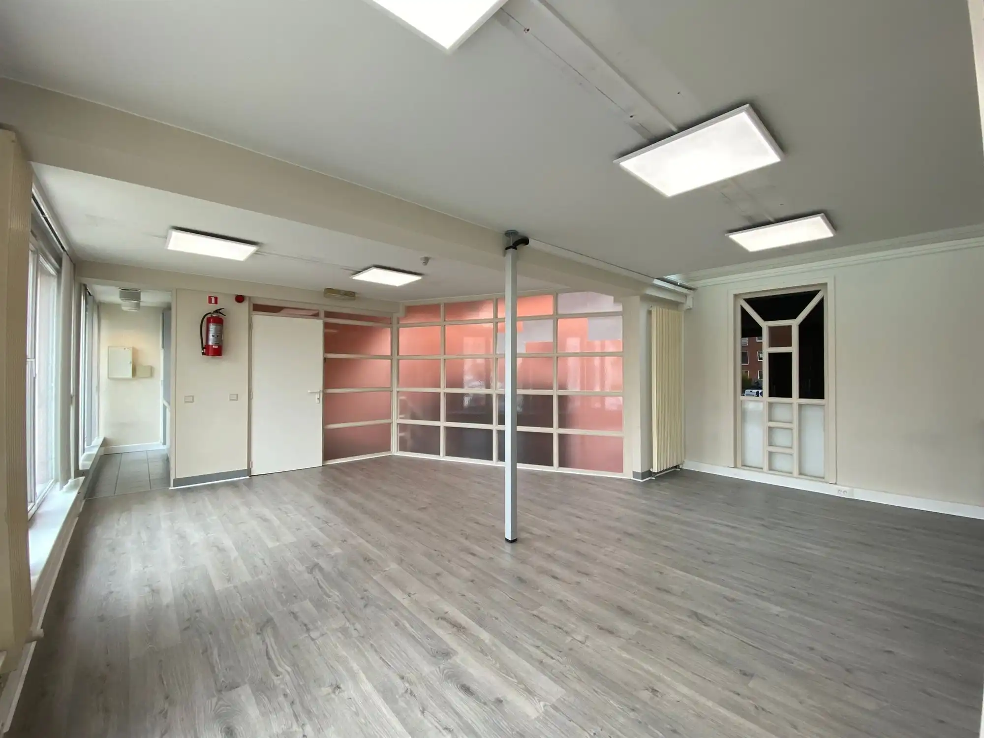 Instapklare kantoorruimte van 60 m² in kantorencomplex  foto {{pictureIndex}}