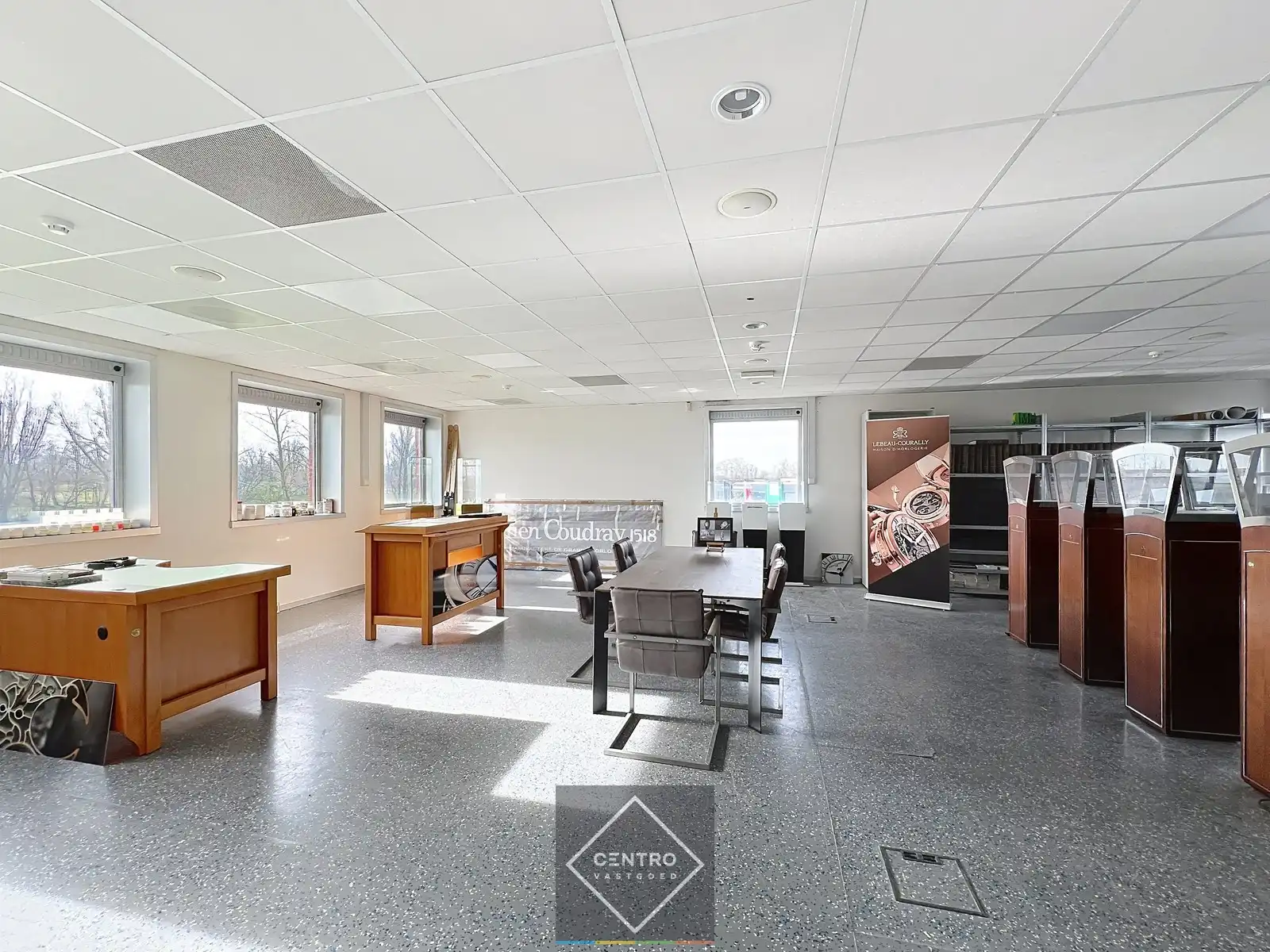 Instapklare KANTOORRUIMTEN (± 255 m²) - ALL-IN formule (huur, verbruik, randaccomodatie, etc.) te IEPER. foto 3