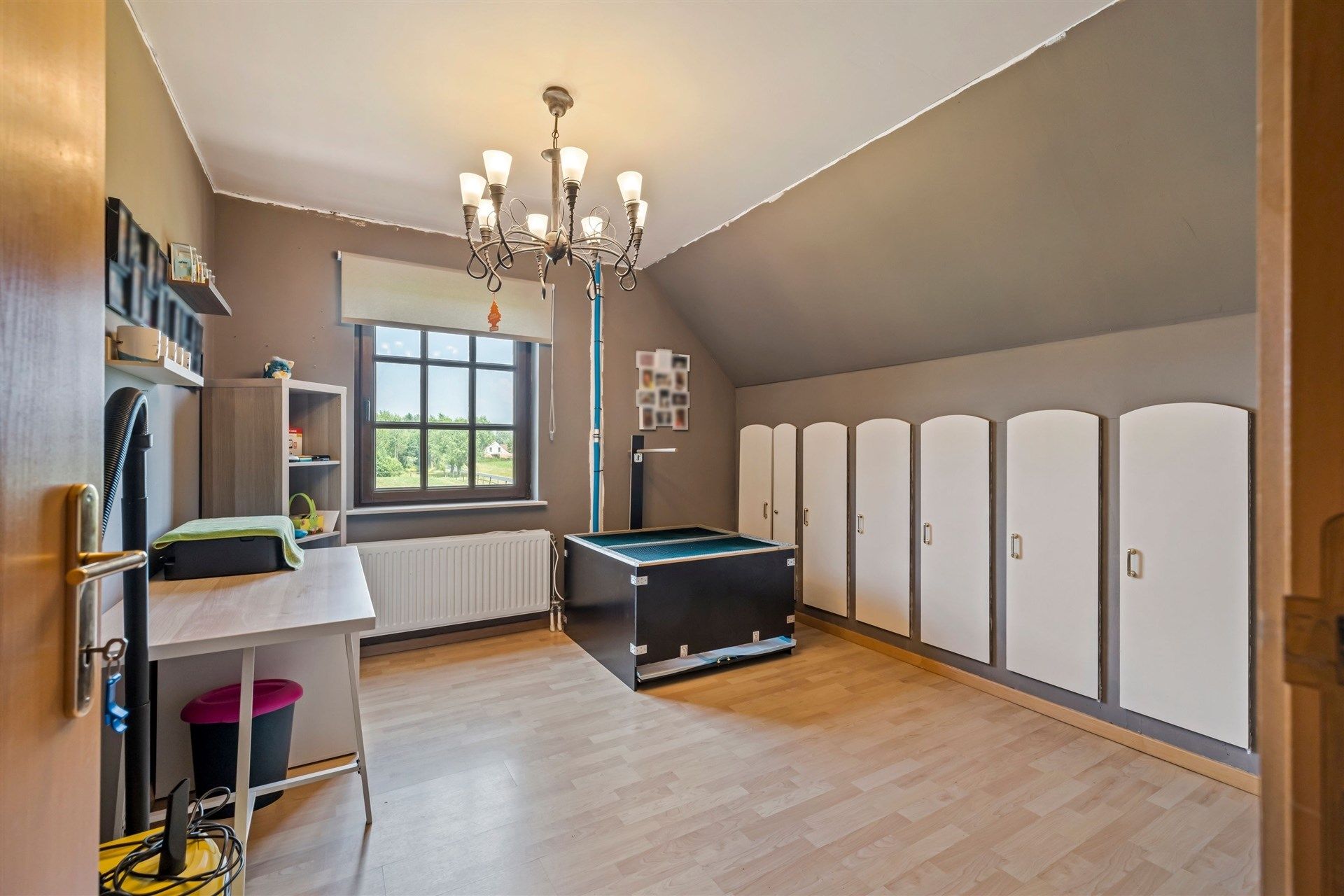 Ruim opgezette, landelijke woning met aangename tuin, 6 slaapkamers en een ingerichte woonstudio op de 2e verdieping foto 21