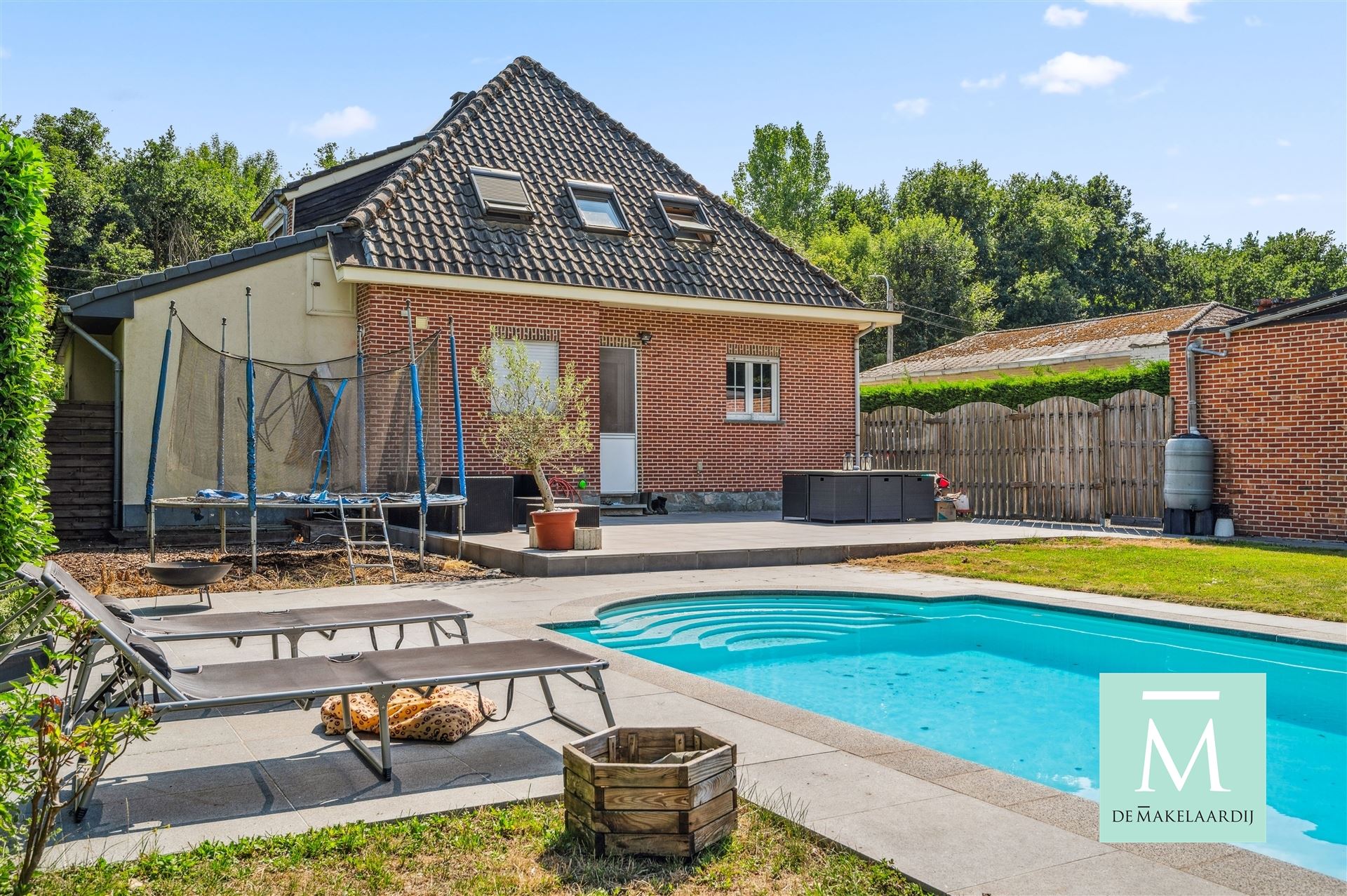 Ruime villa met aparte studio en prachtige tuin met zwembad foto 31