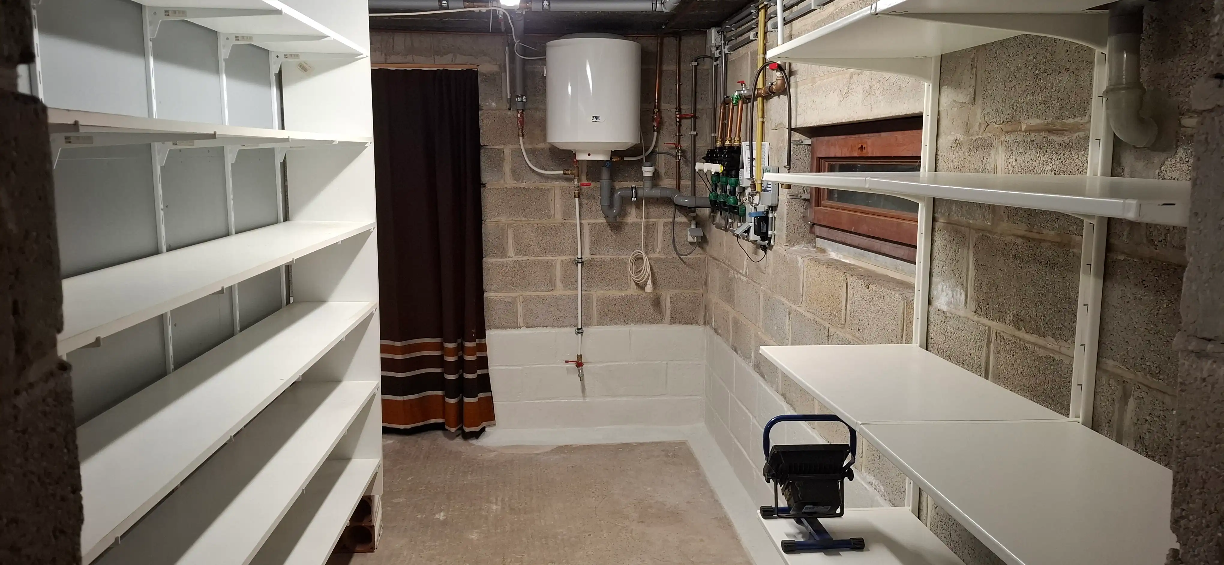 Ruime woning met veel lichtinval, volledig onderkelderd en prachtige tuin foto 14