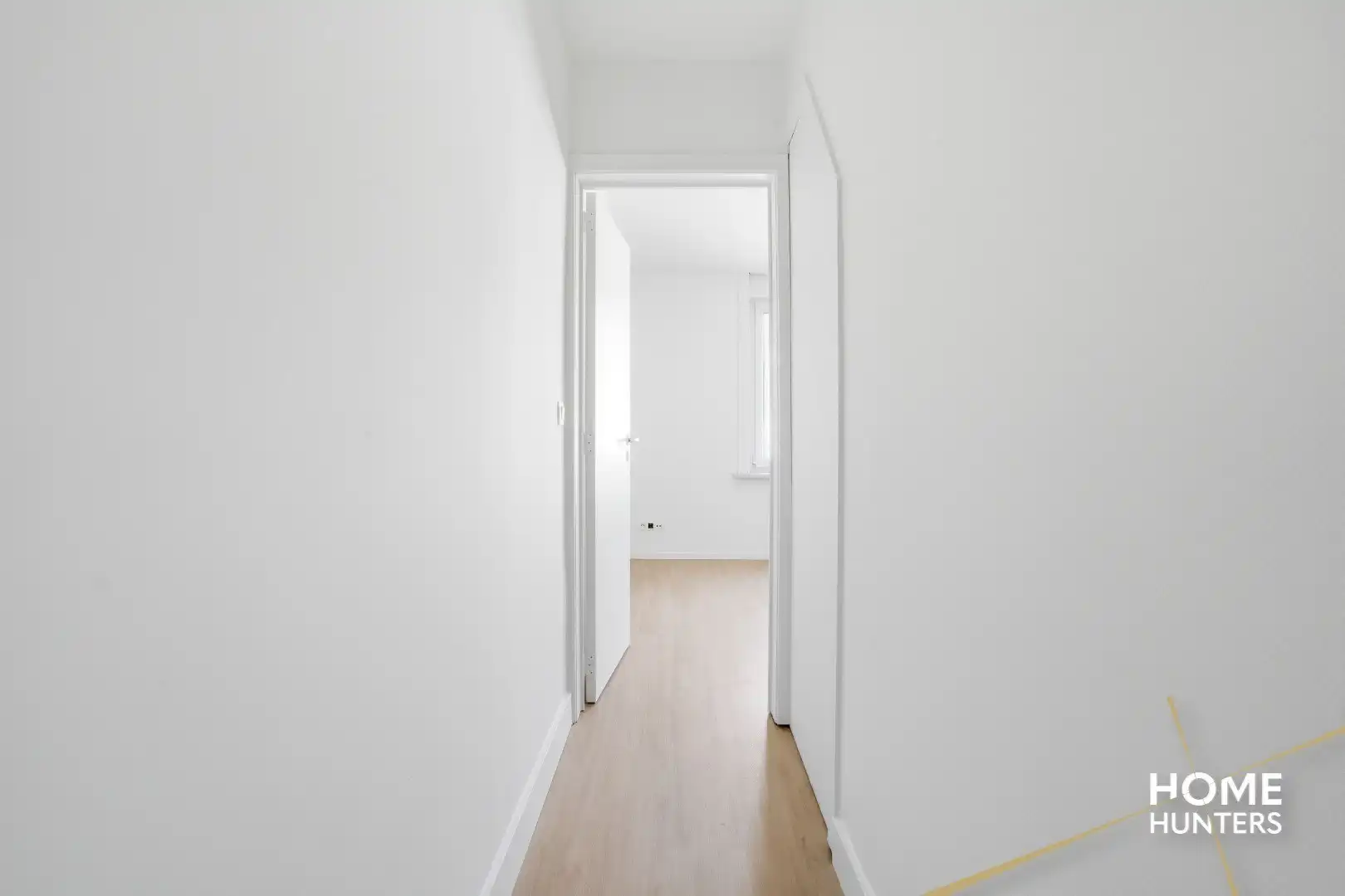 Charmante en instapklare woning met unieke stadskoer en garage foto 11