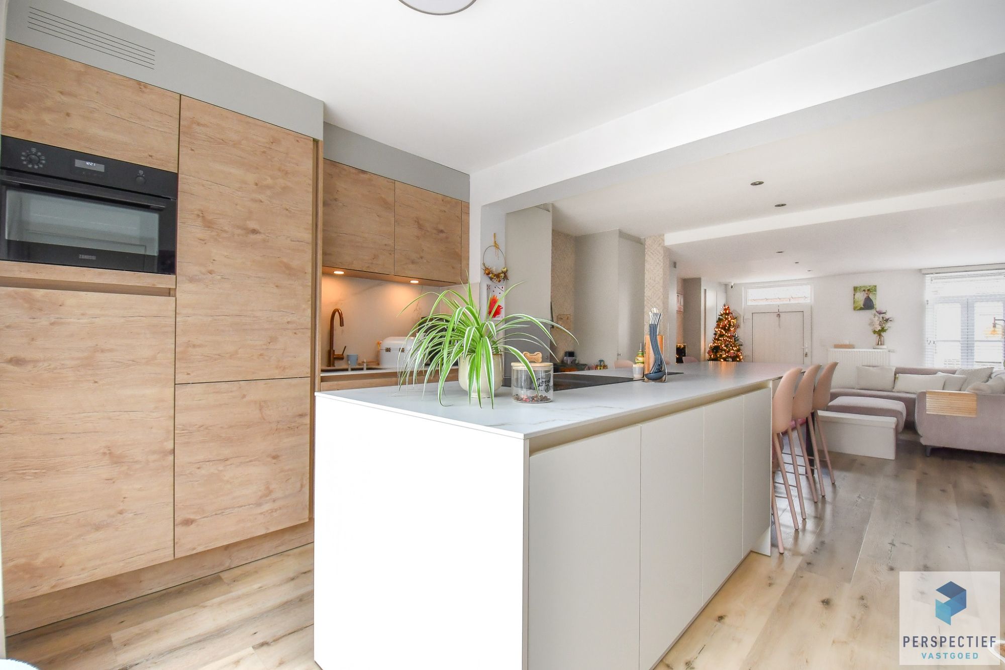 Ruim gerenoveerde woning met 2 slaapkamers, terras, tuin en parkeermogelijkheid foto 4