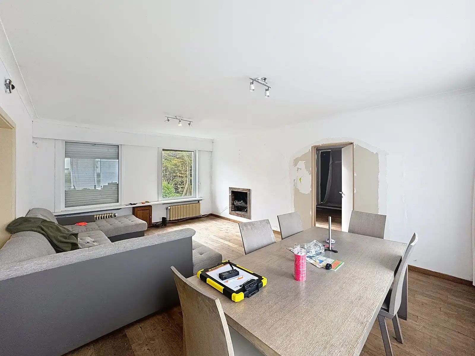 BEDRIJFSGEBOUW te koop in Zedelgem, bestaande uit MAGAZIJN (265m²) en WONING (3/4 slpkms, garage en tuin). Inclusief ZONNEPANELEN en BATTERIJ! foto 9