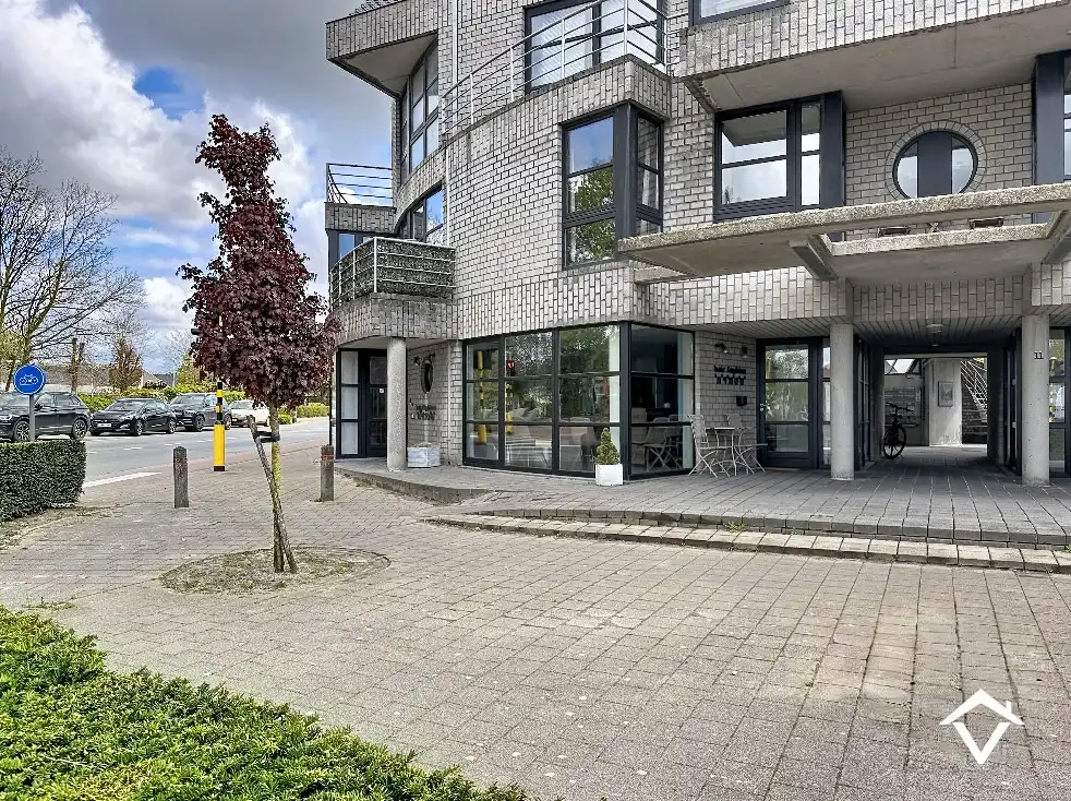 Volledig gerenoveerd handelspand met woonst en garage te Koekelare foto 2