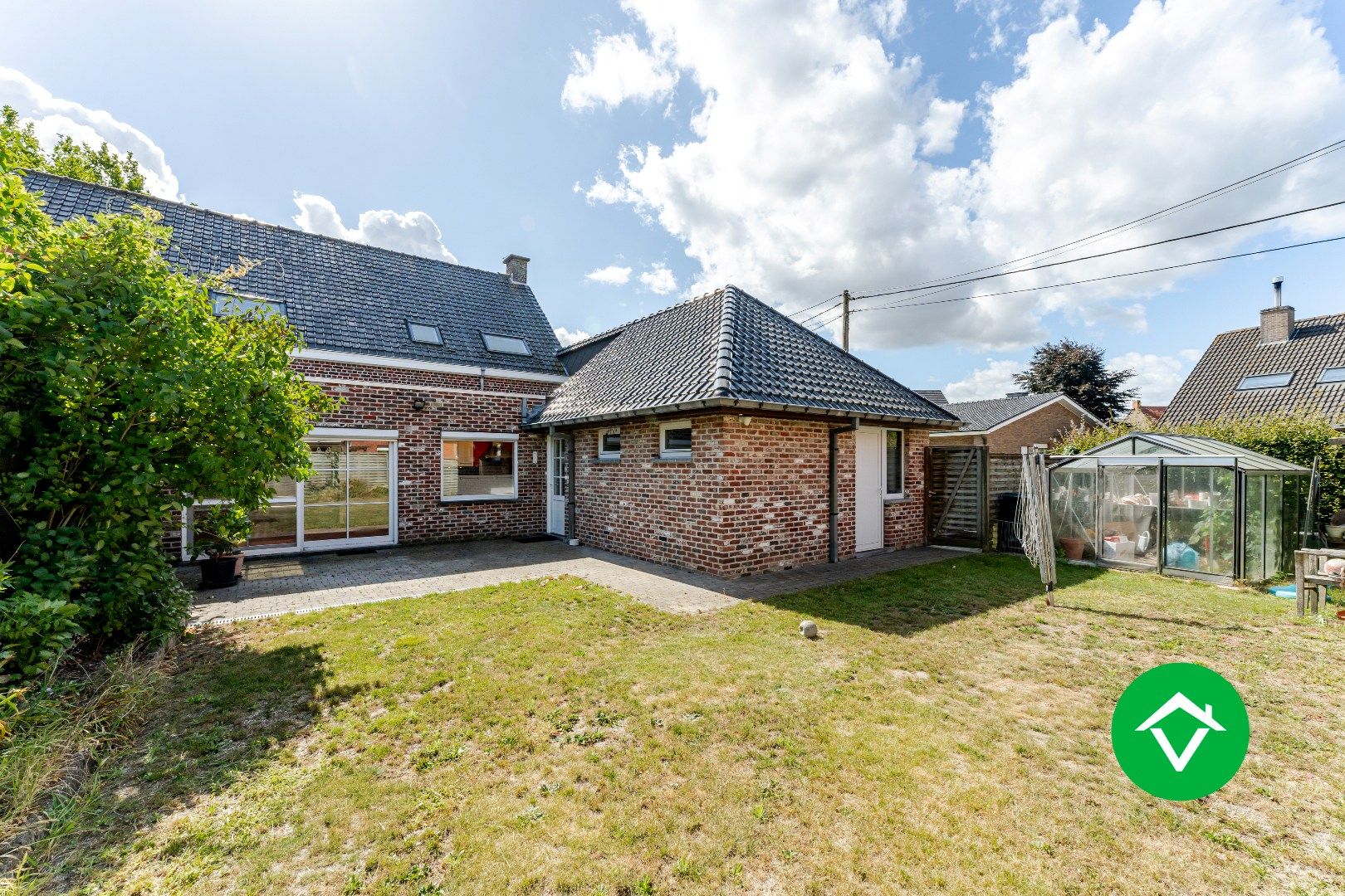 Ruime halfopen bebouwing met 4 slaapkamers en ruime tuin! foto 2