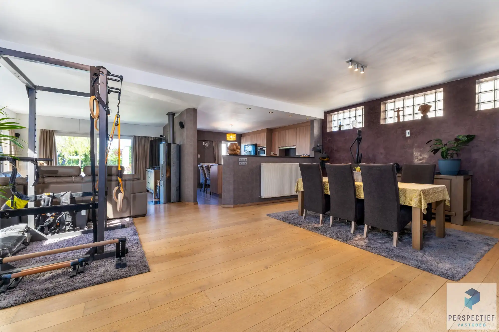 Ruime, instapklare woning met 4 slaapkamers, garage en magazijn op 970 m² foto 11