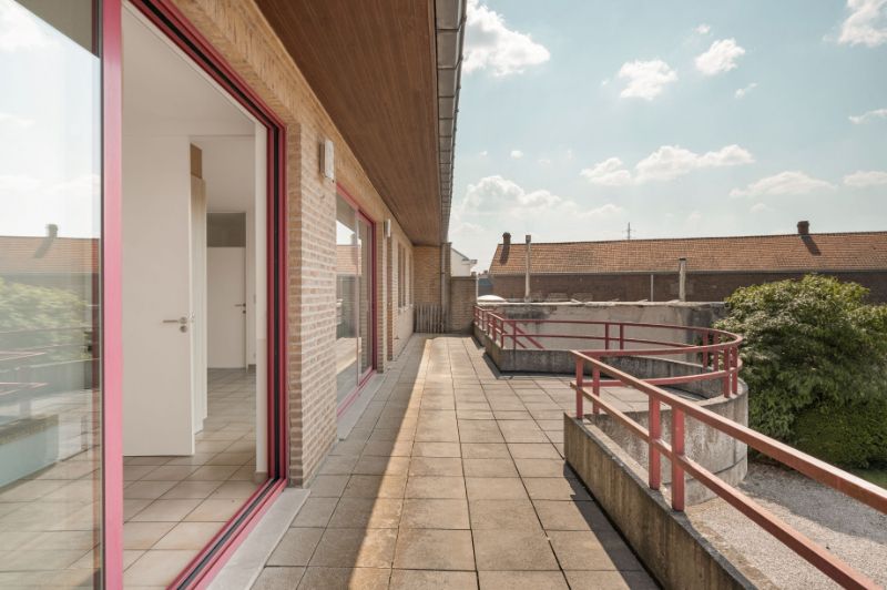 Centraal gelegen gebouw met gelijkvloerse handelsruimte, appartement met terras, extra verdieping en grote tuin foto 7