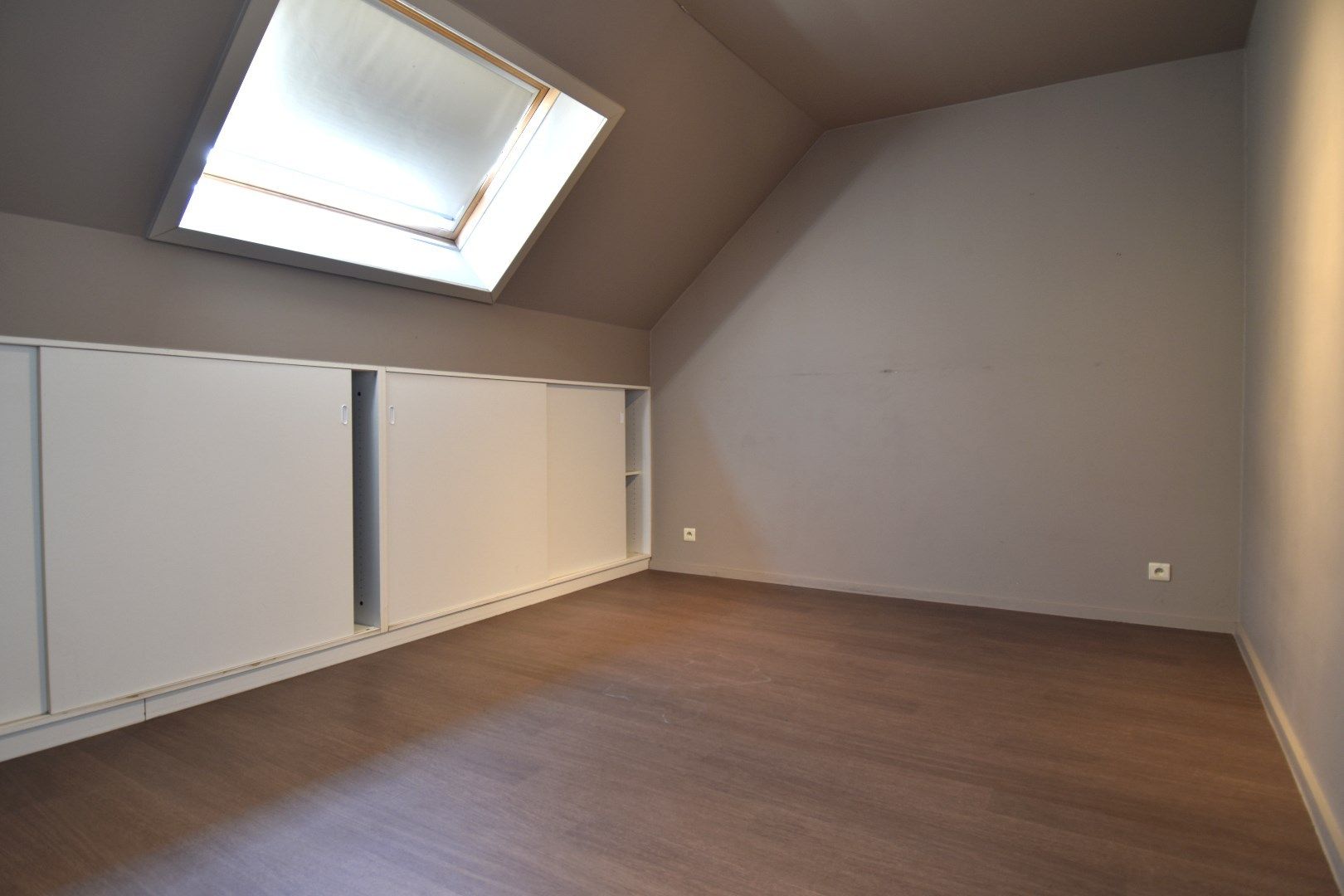 Unieke loft met 2 slaapkamers, ruim terras en ruime garage/magazijn te koop in Heule foto 12