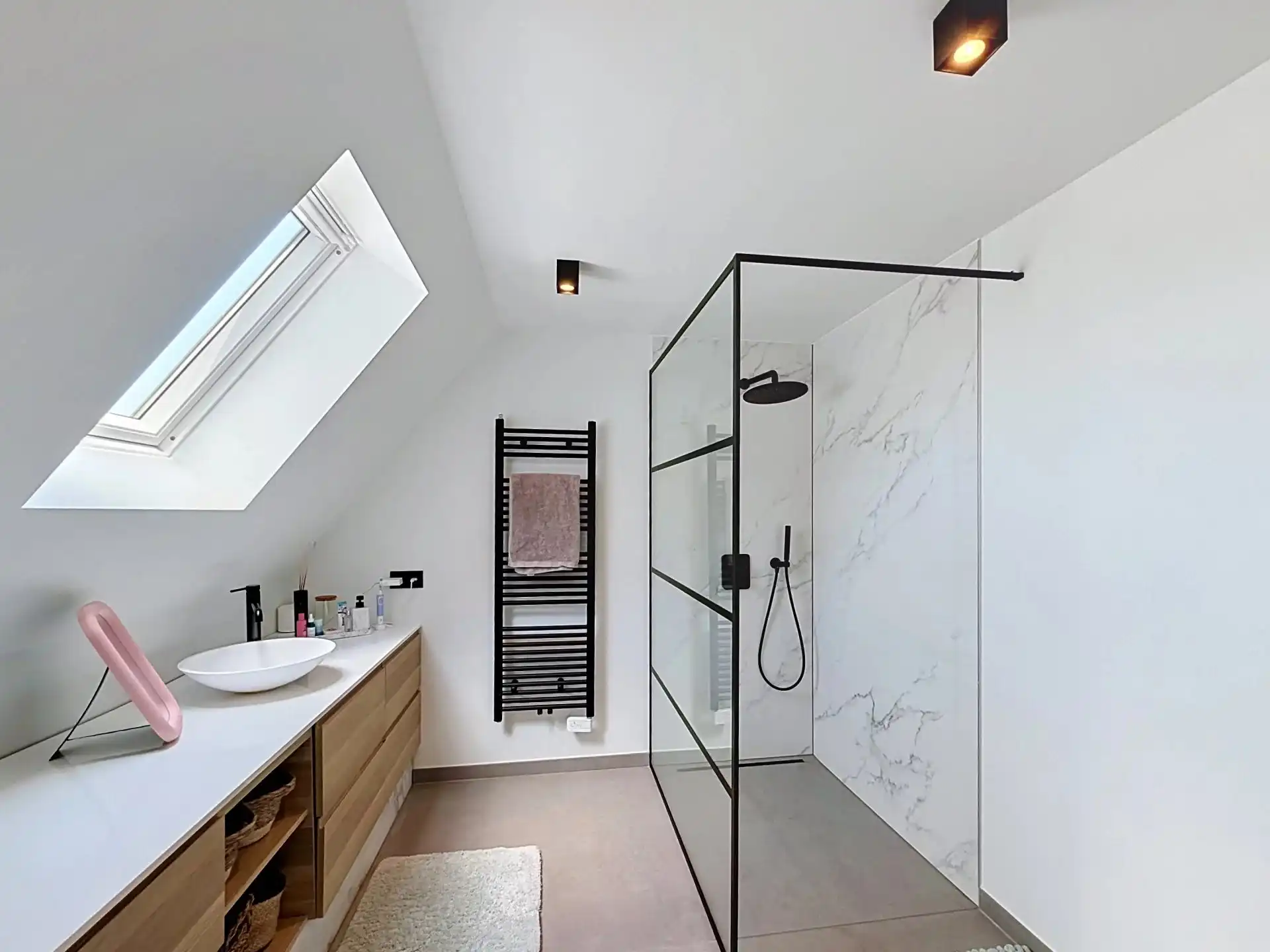 Zeer ruime villa voorzien van alle luxe met 3, mogelijk 5 slaapkamers en 2 badkamers foto 31