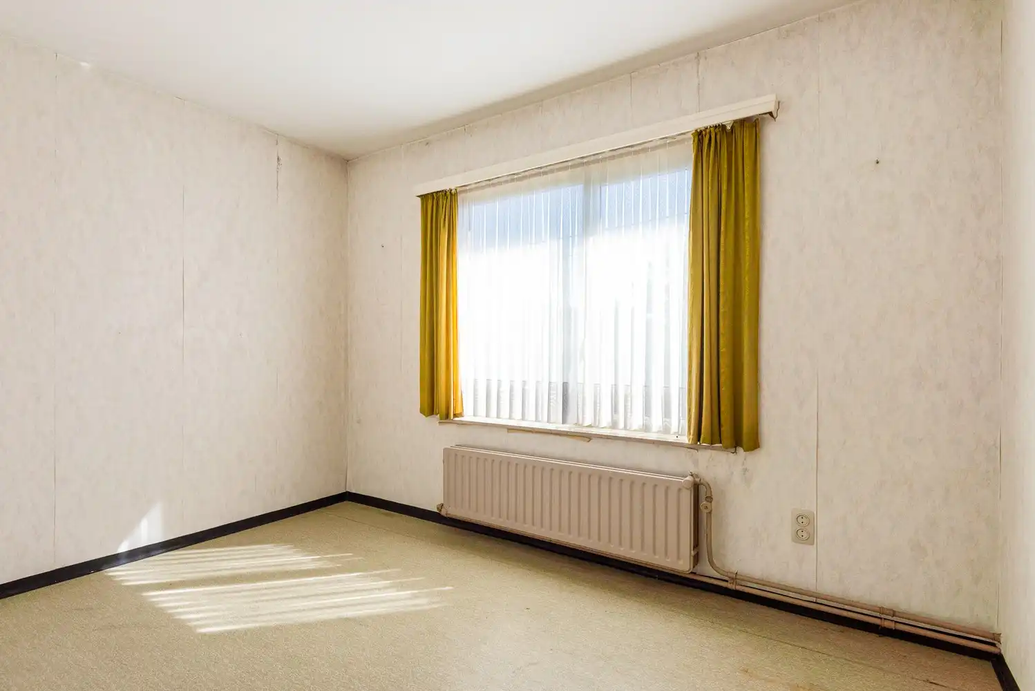 Ruime te renoveren woning met achterliggend weiland (4042m²) te Oelegem! foto 16