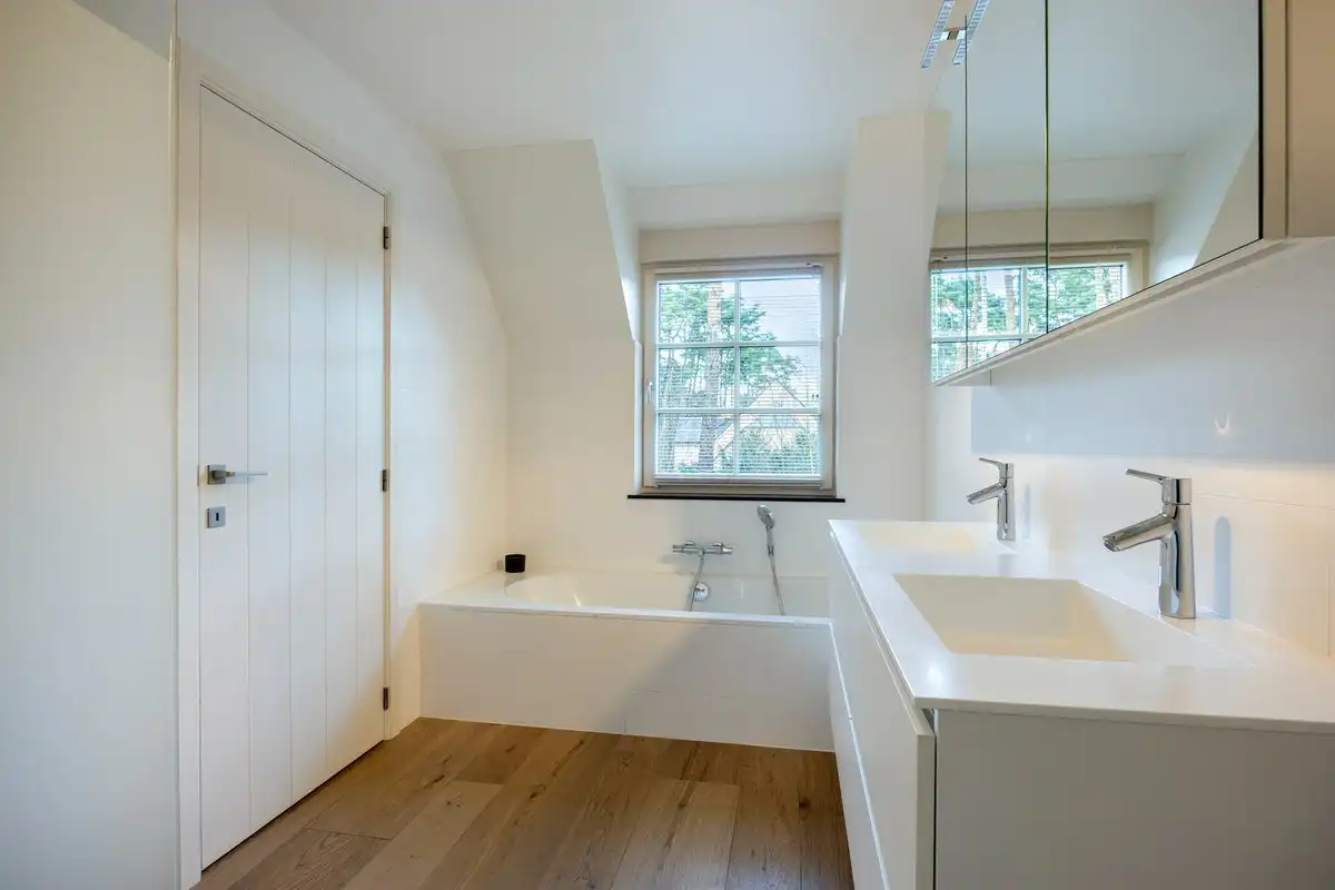 Ruim ingedeelde en kwalitatief afgewerkte villa op een mooi perceel met naastgelegen bouwgrond. foto 20