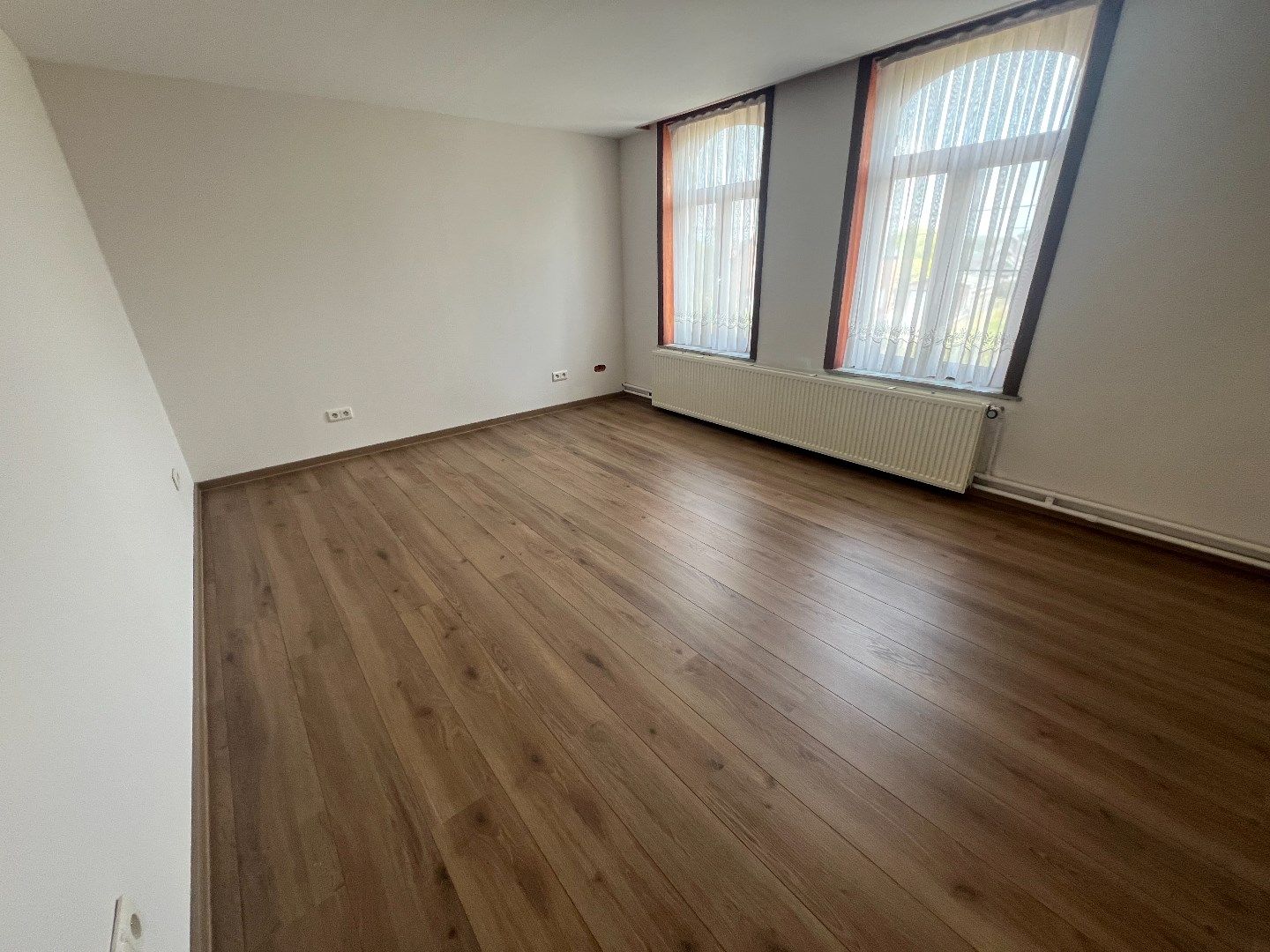 Opgefriste, ruime woning met 4 slpks, garage, carport, terras en tuin foto 10