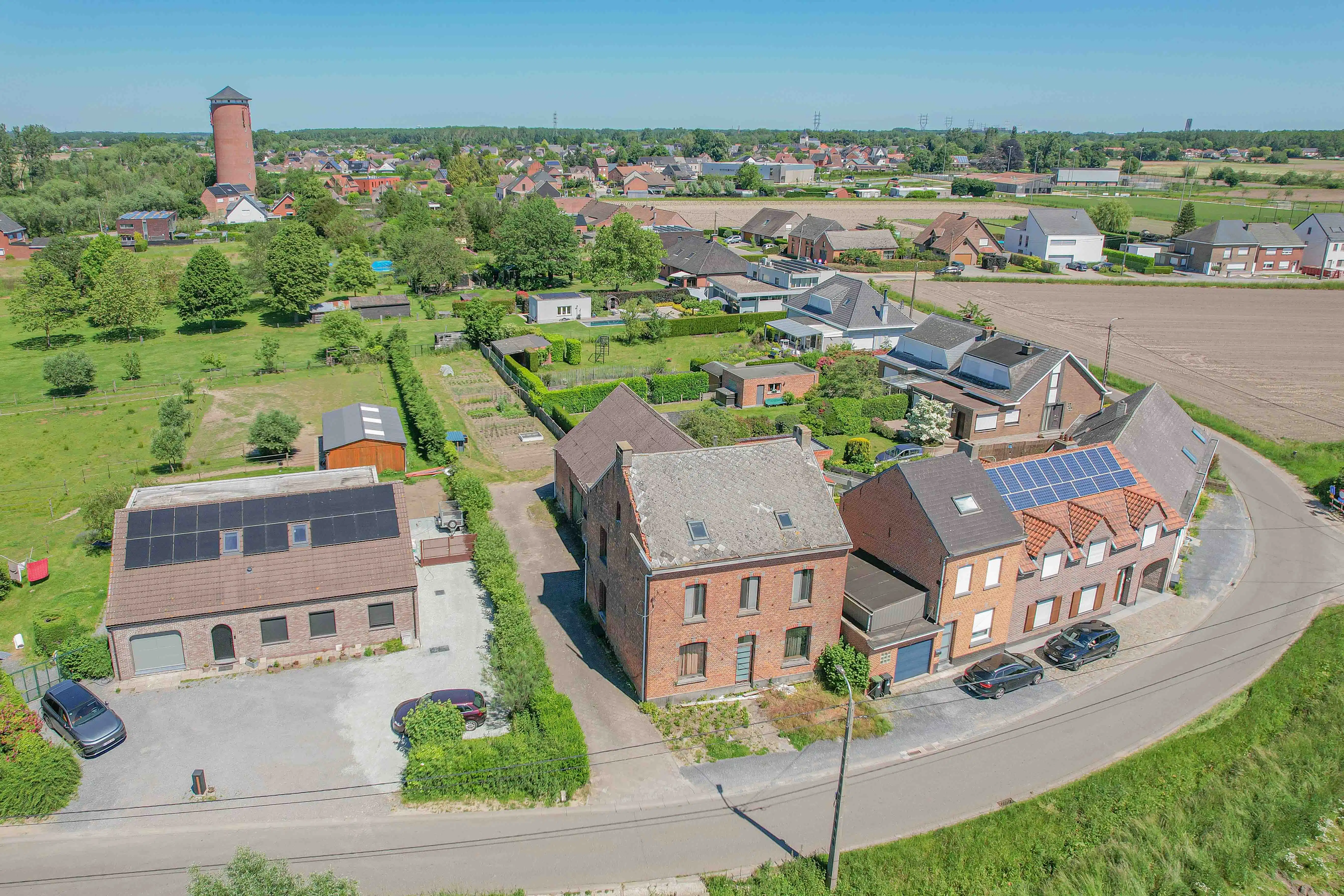 Hoofdfoto van de publicatie: Te renoveren halfopen bebouwing op A-locatie
